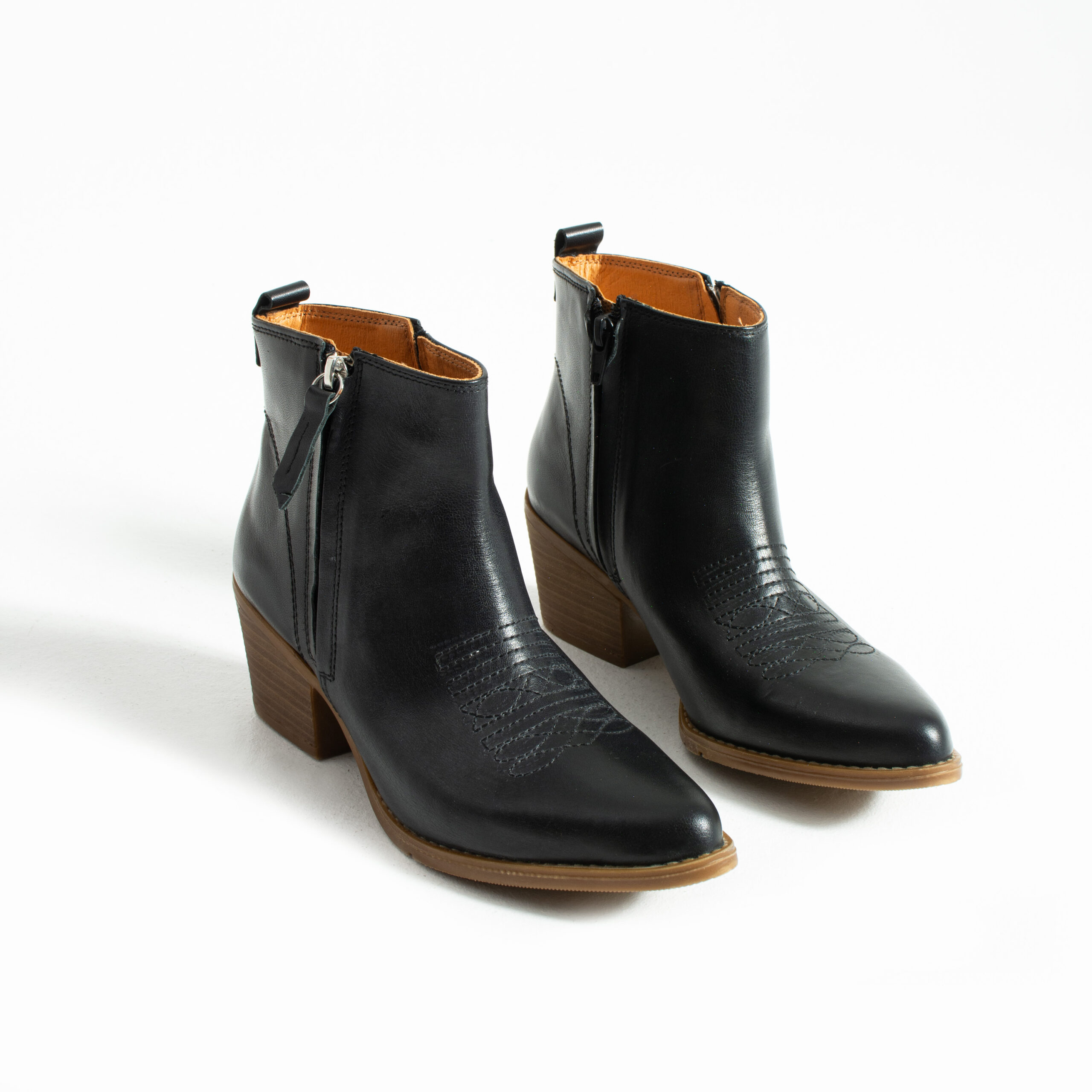 Botine cowboy scurte negre cu toc din piele naturală – Valeria Botine cowboy scurte negre cu toc din piele naturală – Valeria