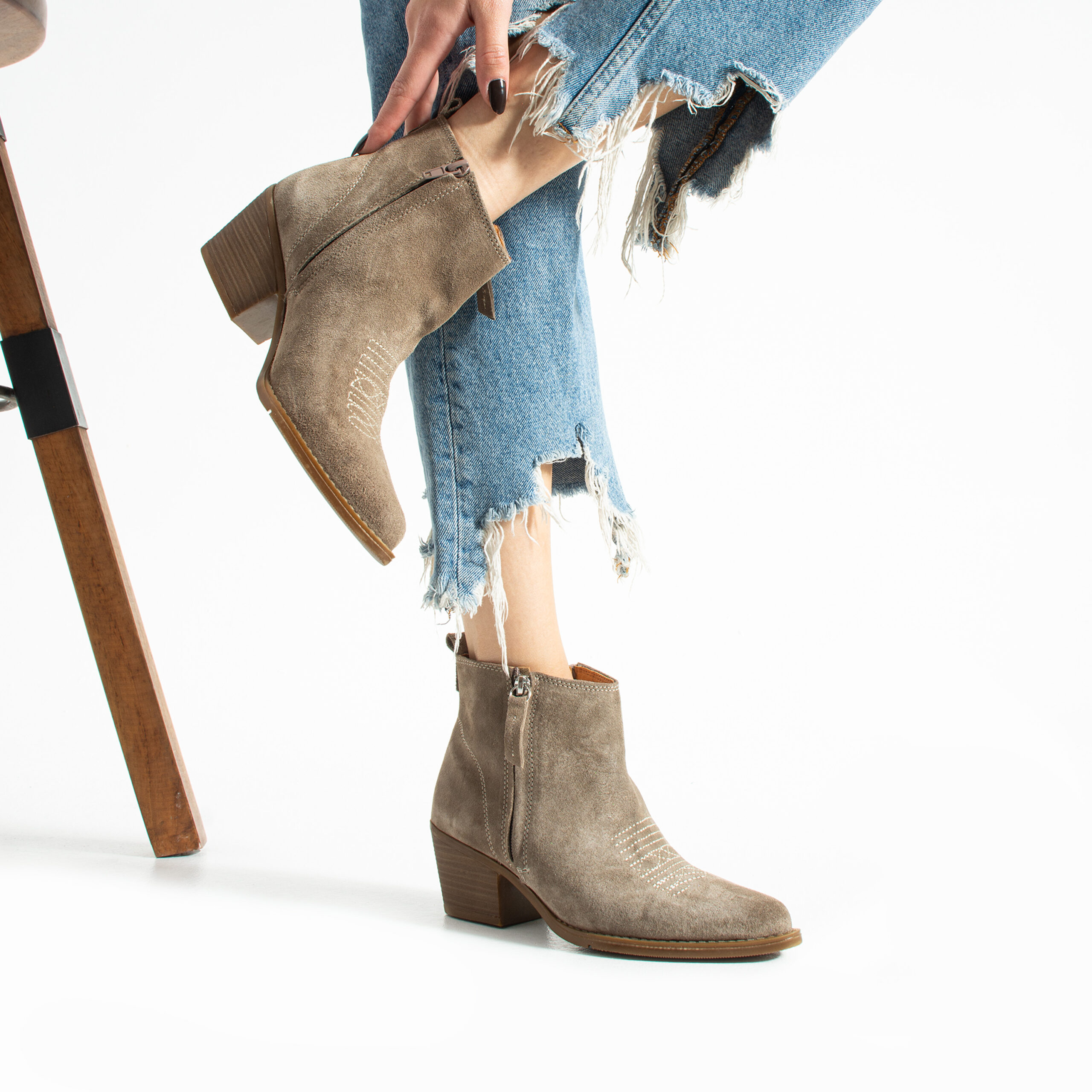 Botine cowboy scurte de damă, bej, cu toc, din piele întoarsă naturală Valeria Botine cowboy scurte de damă, bej, cu toc, din piele întoarsă naturală Valeria