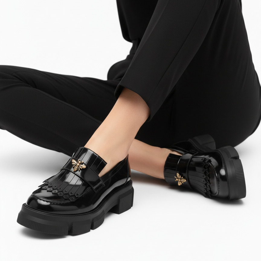 Mocasini de damă negri lăcuiți din piele naturală cu talpă masivă Kush Mocasini de damă negri lăcuiți din piele naturală cu talpă masivă Kush