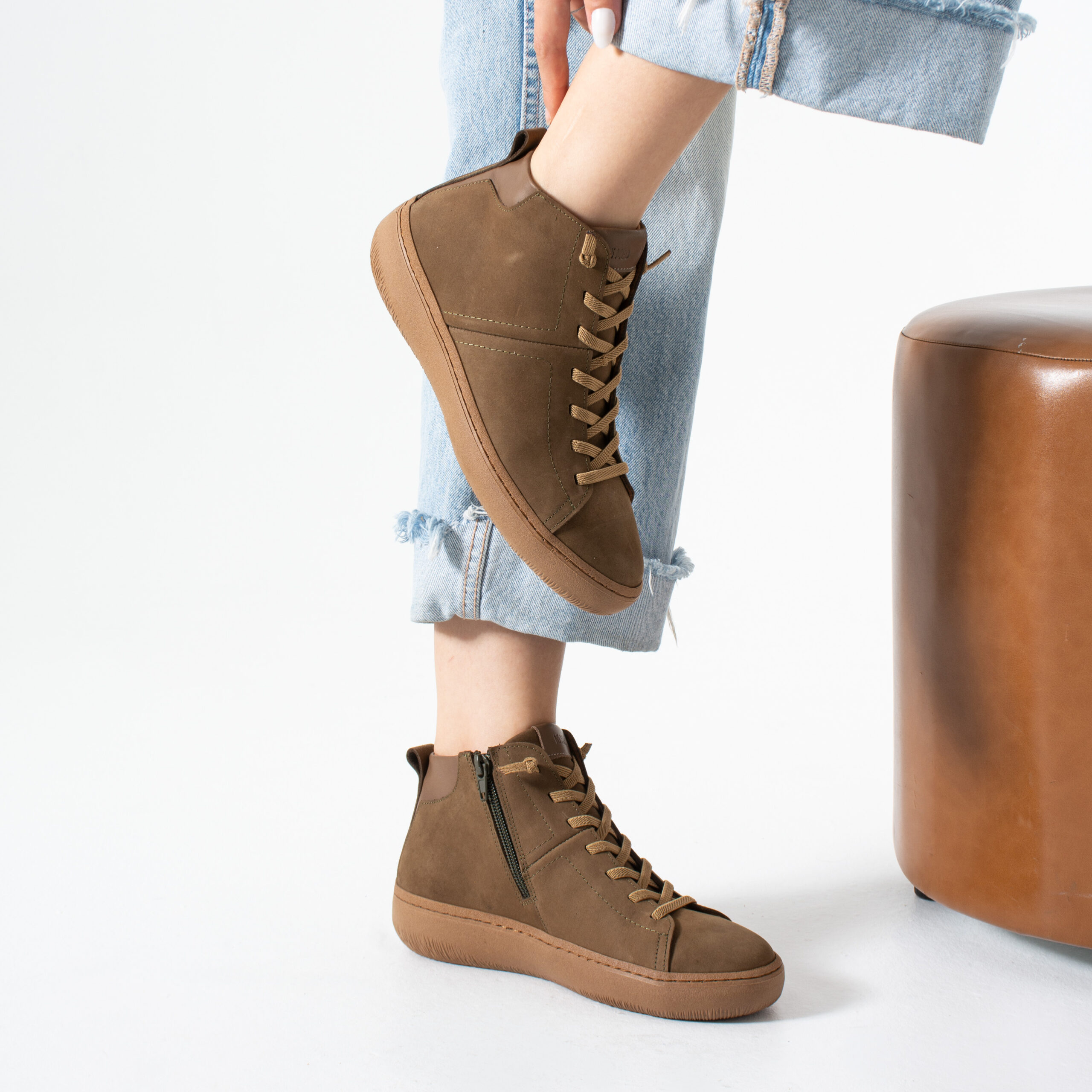 Botine sport maro pentru femei din nubuc Amazonia Botine sport maro pentru femei din nubuc Amazonia