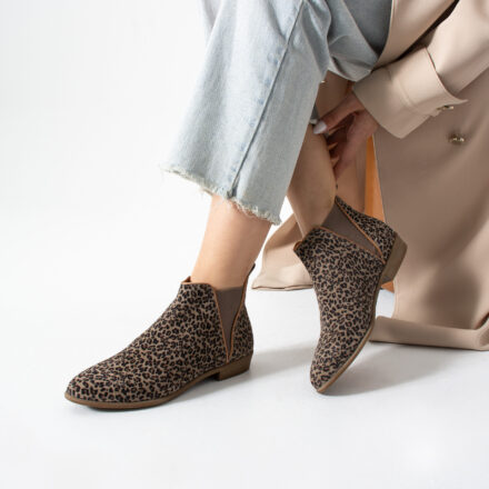 Botine elegante de damă, plate, din piele întoarsă cu imprimeu leopard Monte Botine elegante de damă, plate, din piele întoarsă cu imprimeu leopard Monte