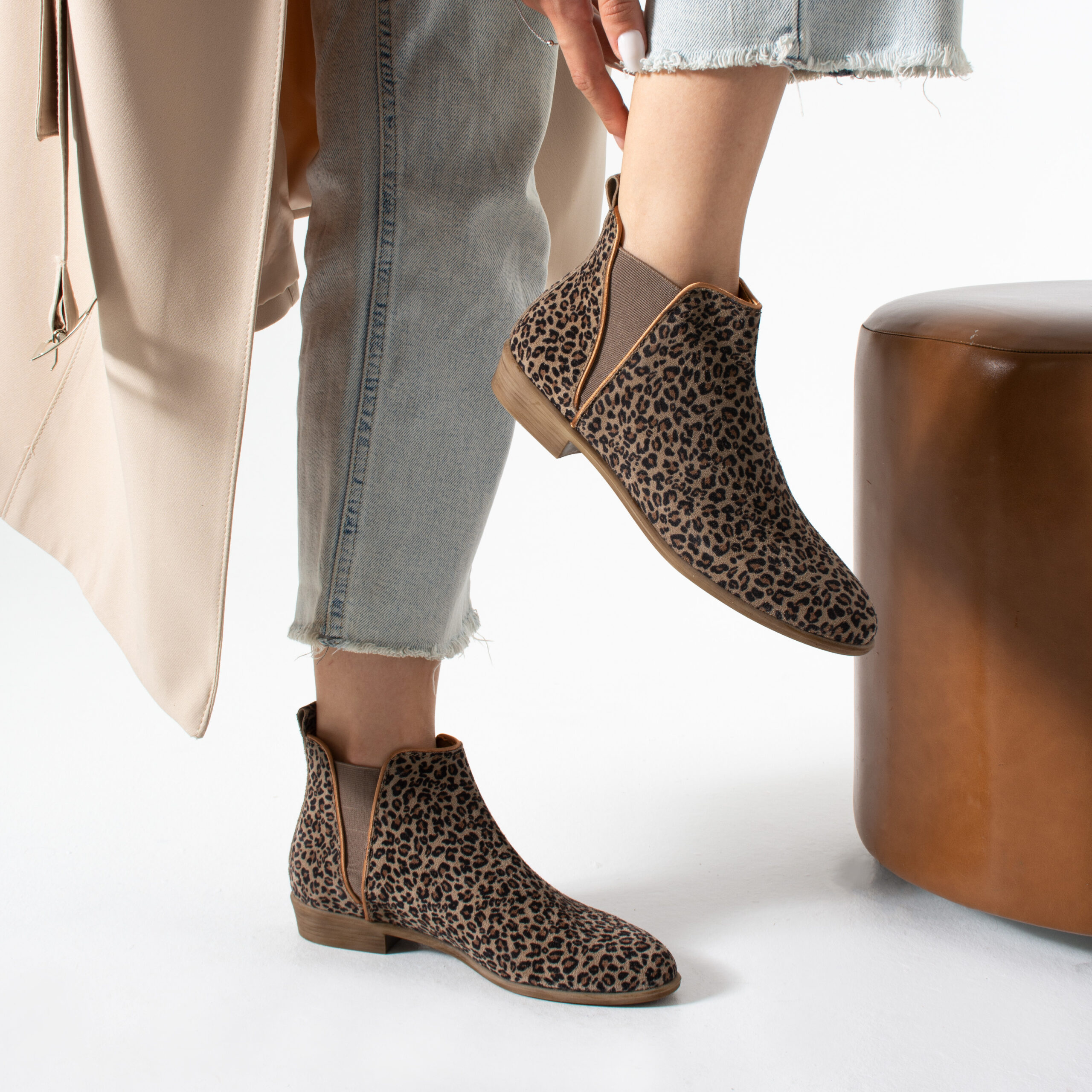 Botine elegante de damă, plate, din piele întoarsă cu imprimeu leopard Monte Botine elegante de damă, plate, din piele întoarsă cu imprimeu leopard Monte