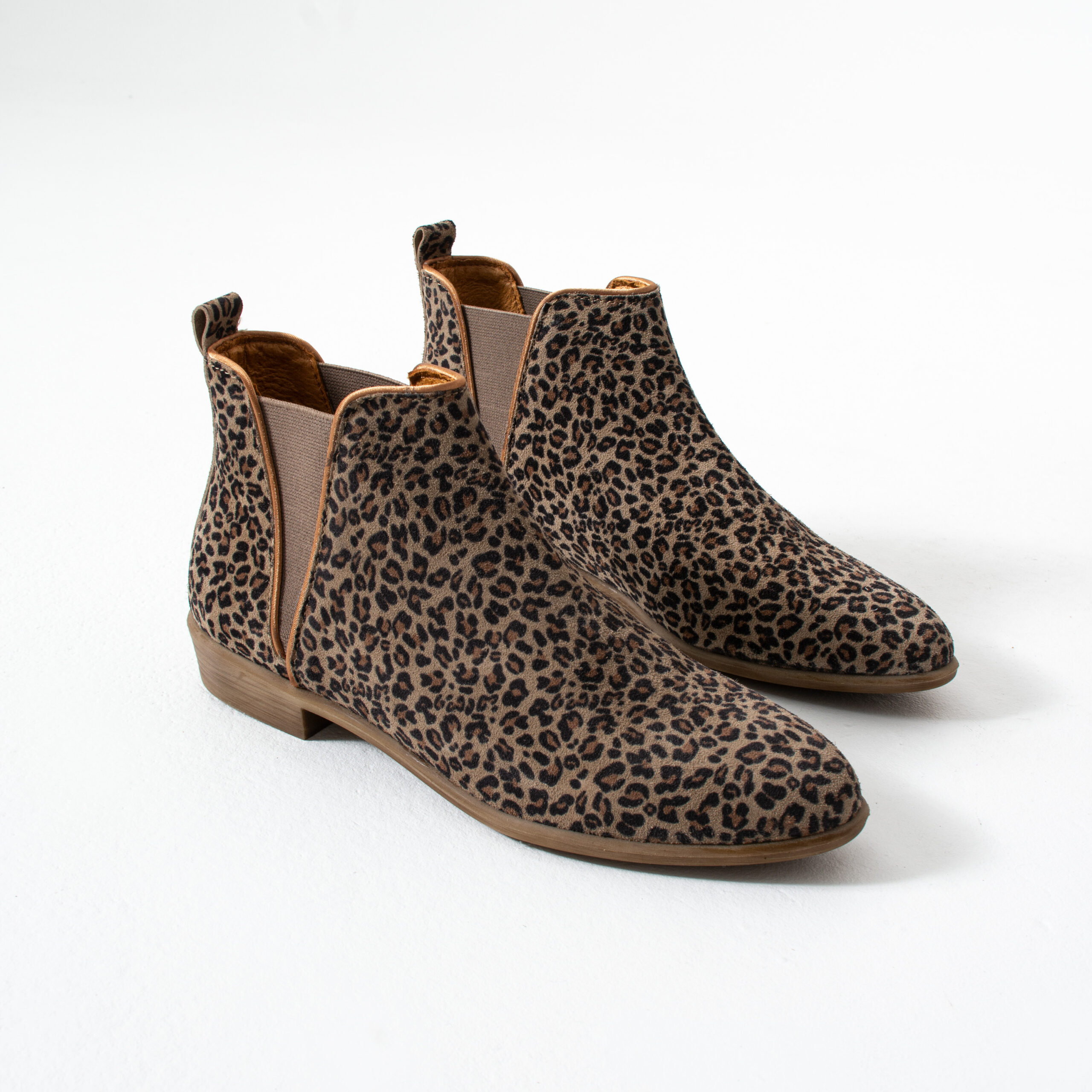 Botine elegante de damă, plate, din piele întoarsă cu imprimeu leopard Monte Botine elegante de damă, plate, din piele întoarsă cu imprimeu leopard Monte