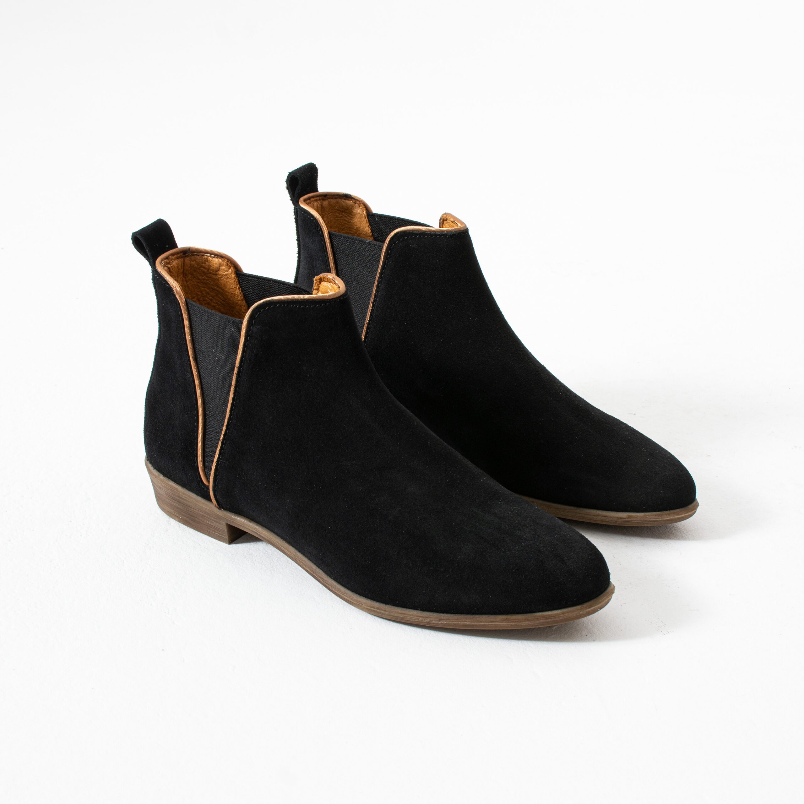 Botine elegante negre cu talpă joasă din piele întoarsă Monte Botine elegante negre cu talpă joasă din piele întoarsă Monte