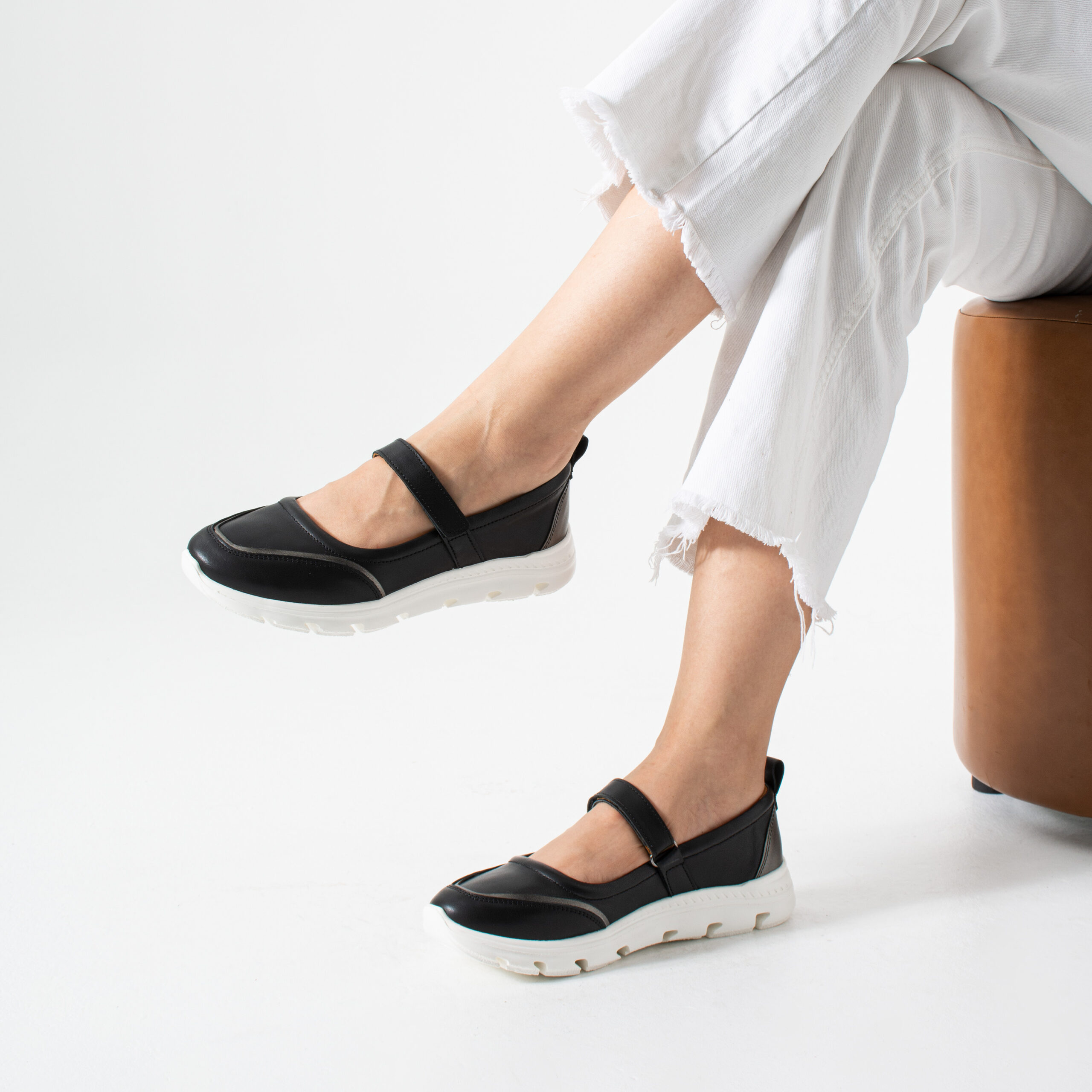 Pantofi casual negri pentru femei din piele naturală și material textil Aria Pantofi casual negri pentru femei din piele naturală și material textil Aria