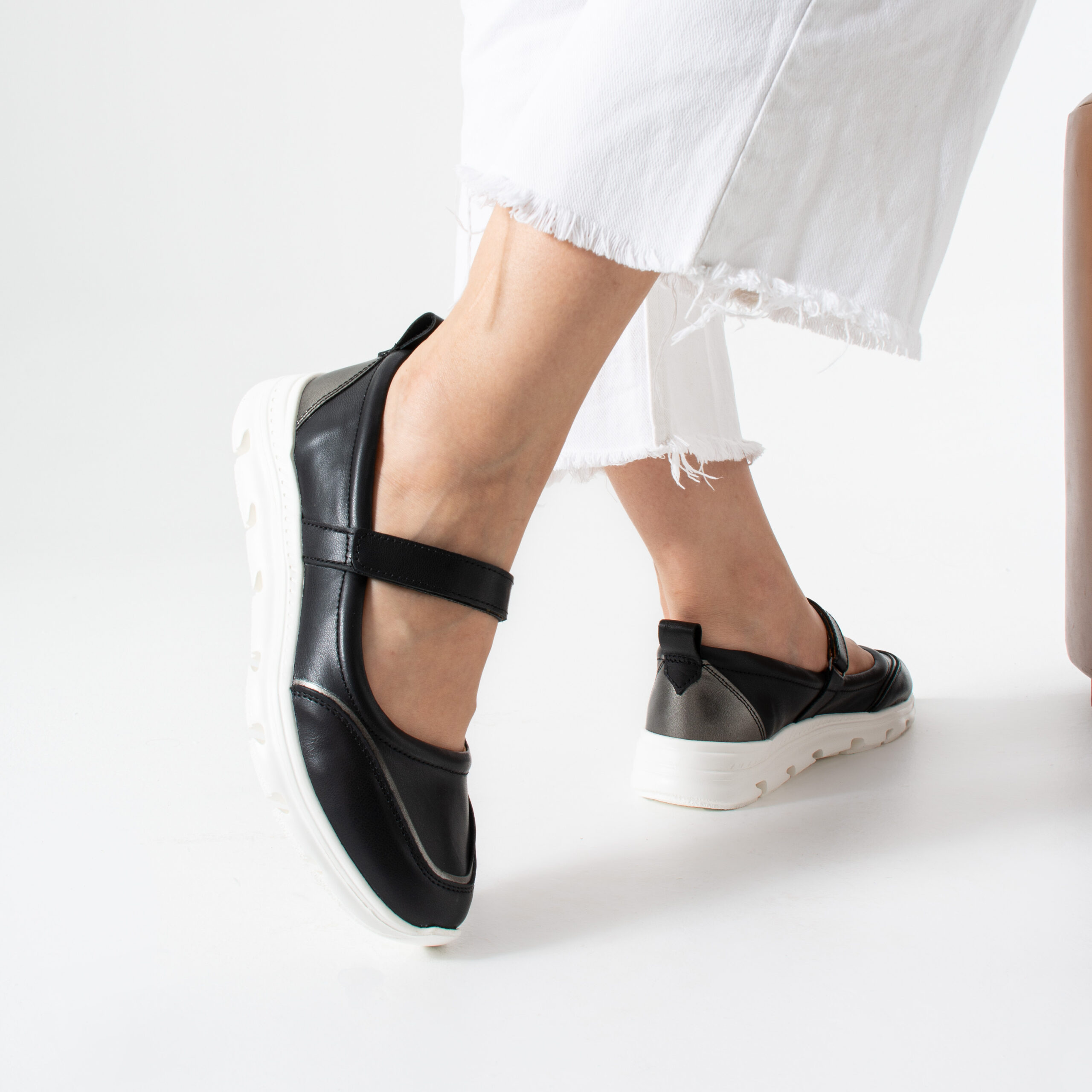 Pantofi casual negri pentru femei din piele naturală și material textil Aria Pantofi casual negri pentru femei din piele naturală și material textil Aria