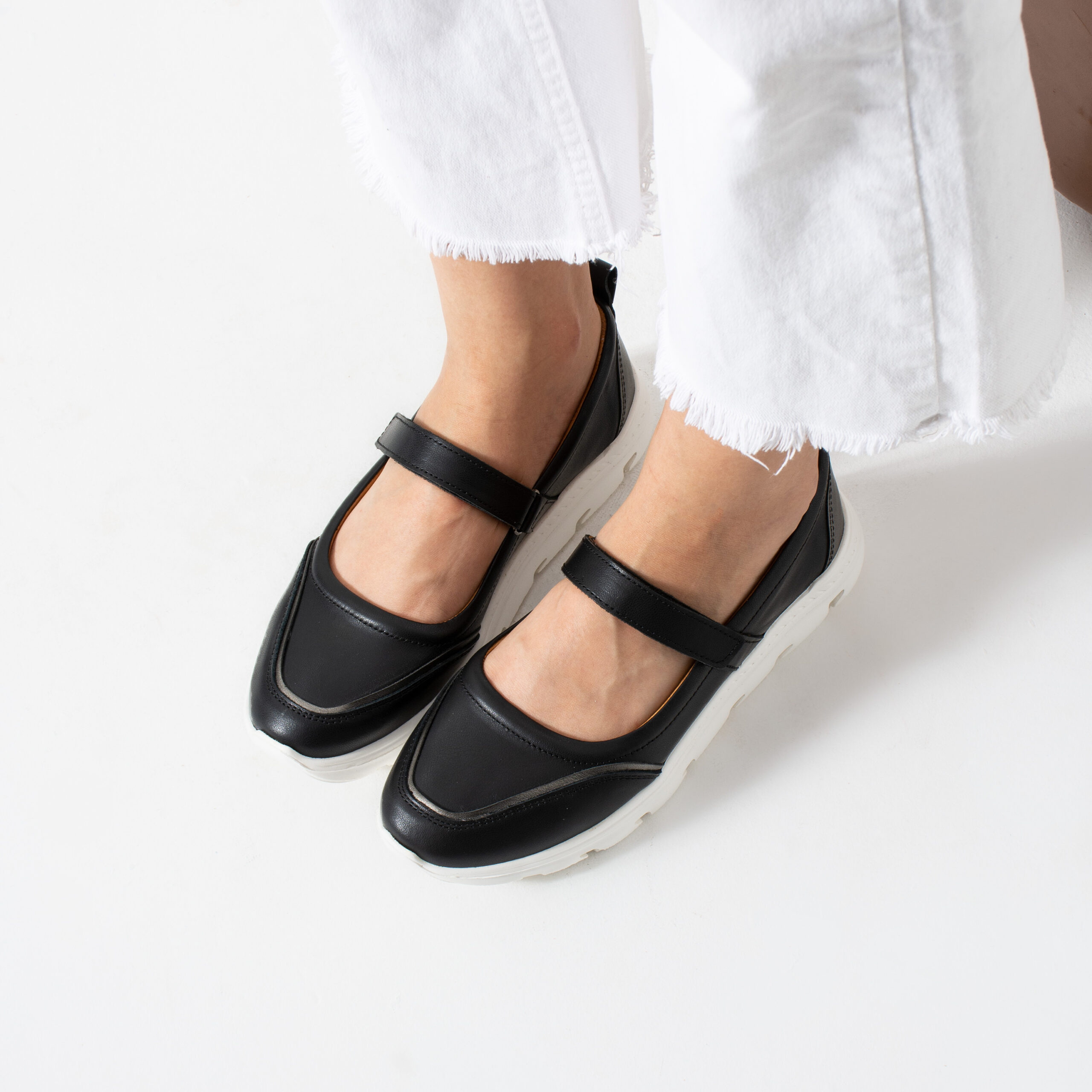 Pantofi casual negri pentru femei din piele naturală și material textil Aria Pantofi casual negri pentru femei din piele naturală și material textil Aria