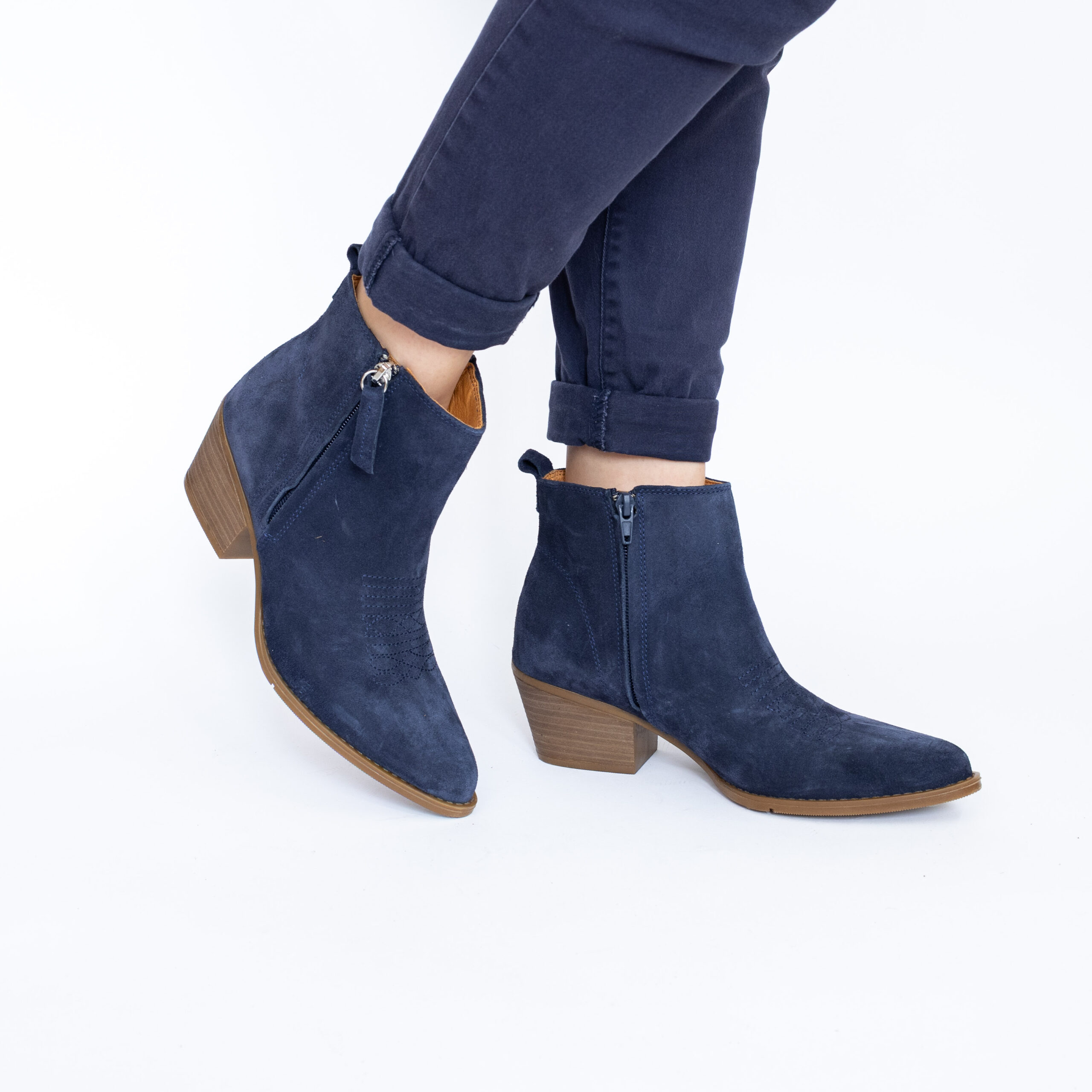 Botine cowboy scurte pentru femei, albastre, cu toc, din piele întoarsă naturală Valeria Botine cowboy scurte pentru femei, albastre, cu toc, din piele întoarsă naturală Valeria