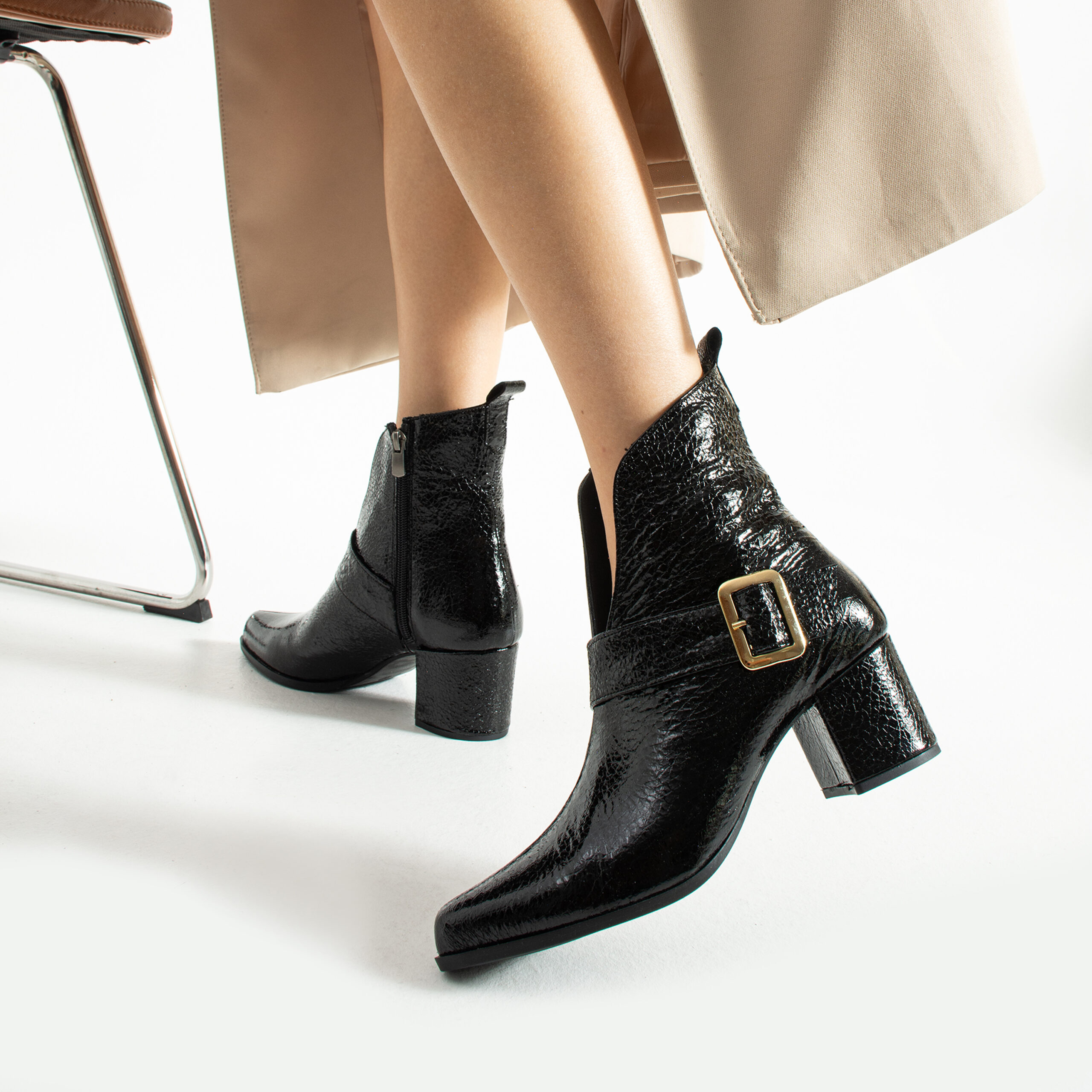 Botine de damă negre lăcuite cu toc din piele naturală Cara Botine de damă negre lăcuite cu toc din piele naturală Cara