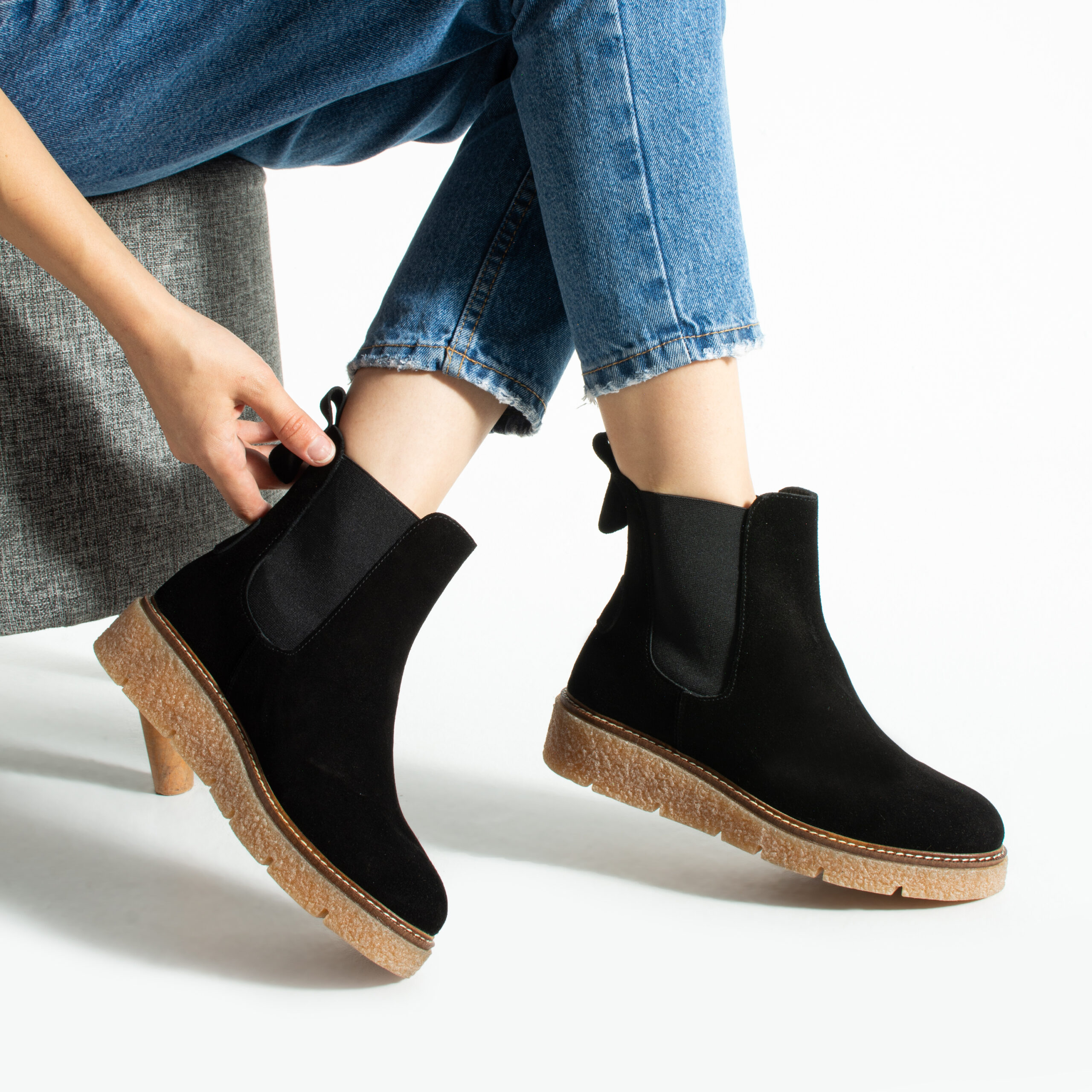 Botine Chelsea negre Tabia din piele întoarsă naturală, cu talpă din cauciuc Botine Chelsea negre Tabia din piele întoarsă naturală, cu talpă din cauciuc