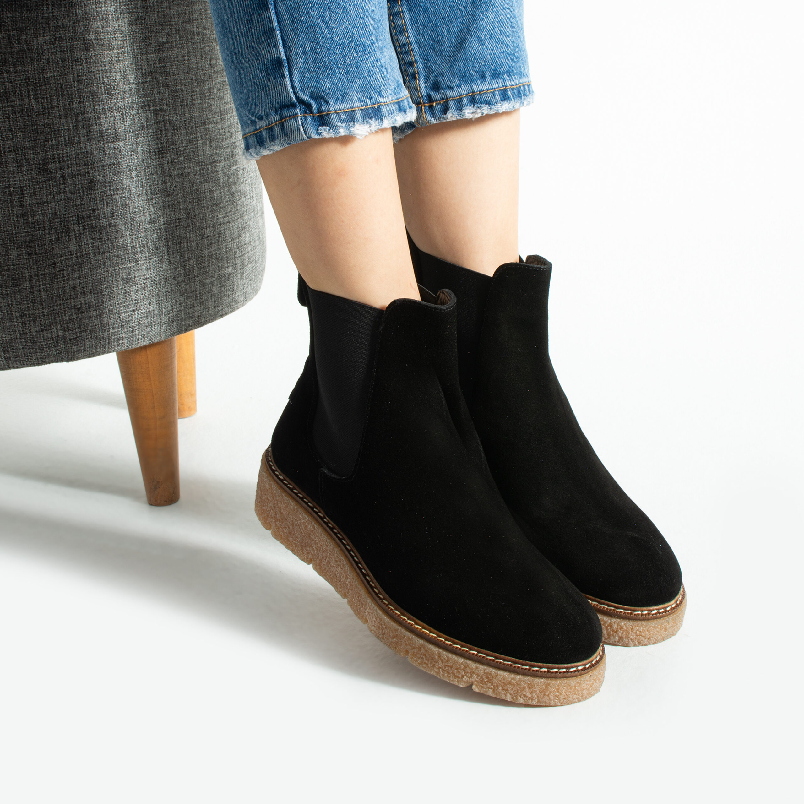 Botine Chelsea negre Tabia din piele întoarsă naturală, cu talpă din cauciuc Botine Chelsea negre Tabia din piele întoarsă naturală, cu talpă din cauciuc