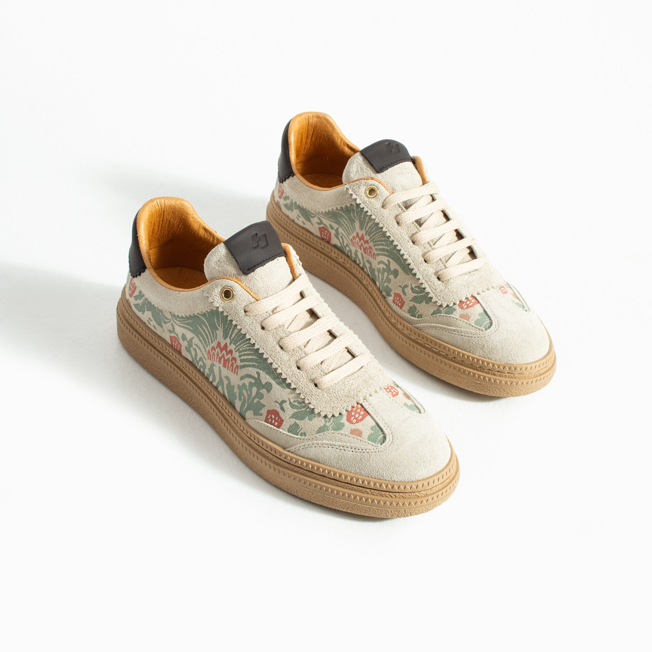 Teniși de damă bej din piele întoarsă naturală cu decorațiuni Singapore Teniși de damă bej din piele întoarsă naturală cu decorațiuni Singapore