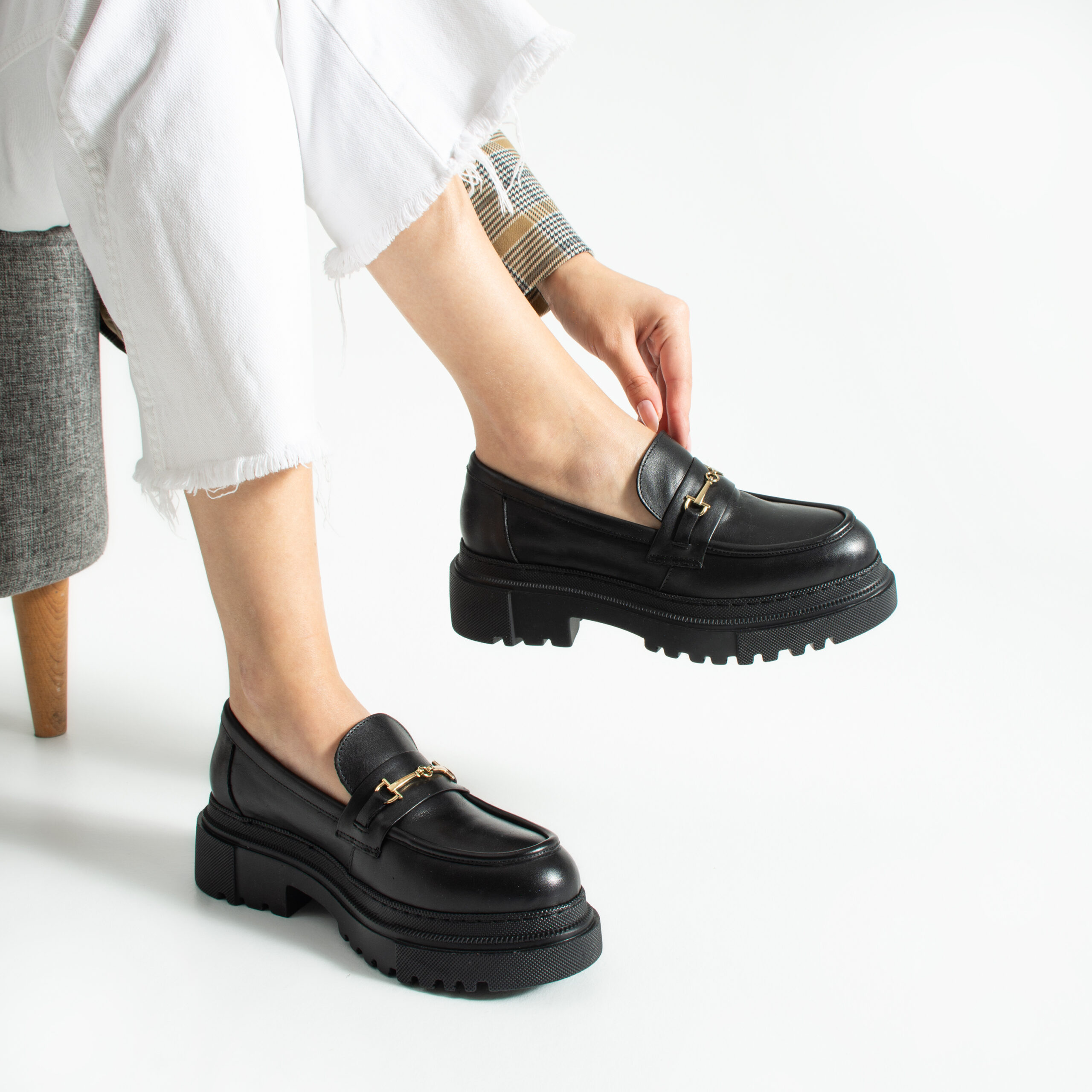 Mocasini de damă negri din piele naturală cu talpă masivă Carmen Mocasini de damă negri din piele naturală cu talpă masivă Carmen