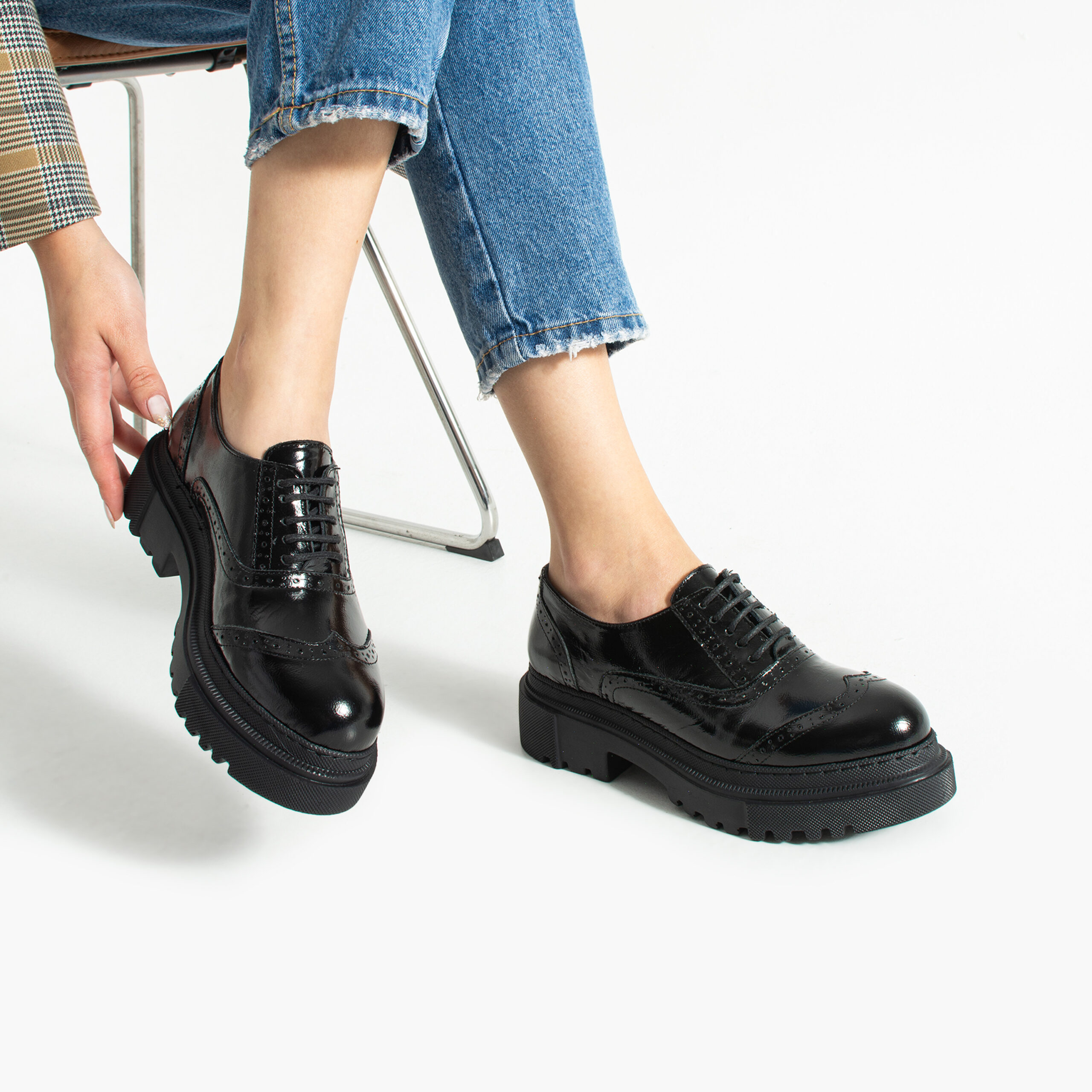 Pantofi oxford de damă negri lăcuiți din piele naturală Mia Pantofi oxford de damă negri lăcuiți din piele naturală Mia