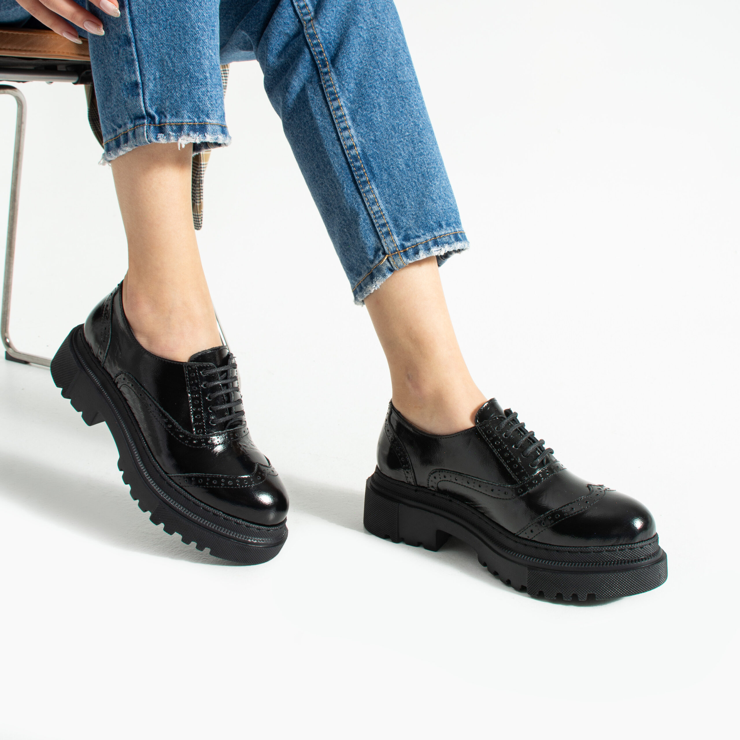 Pantofi oxford de damă negri lăcuiți din piele naturală Mia Pantofi oxford de damă negri lăcuiți din piele naturală Mia