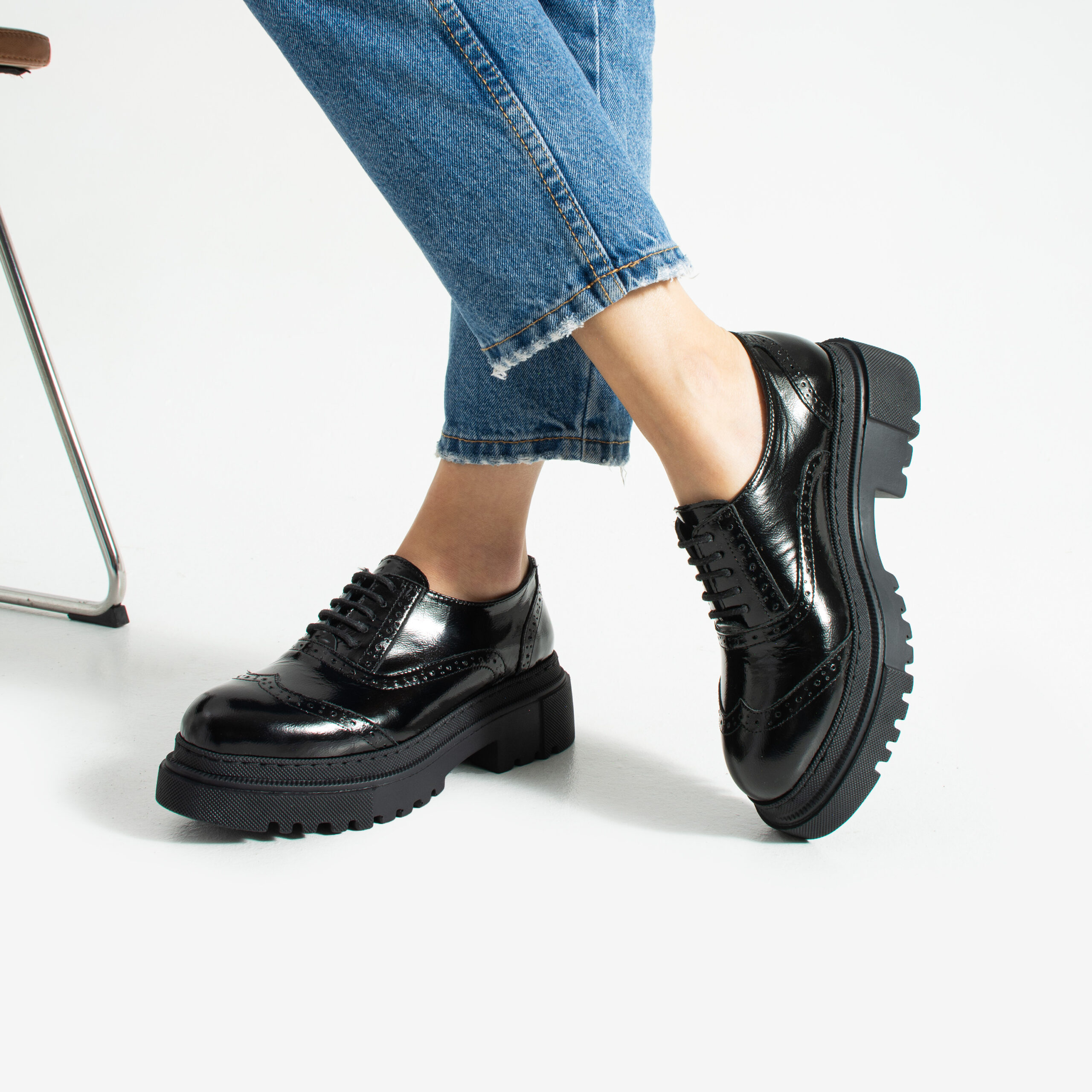 Pantofi oxford de damă negri lăcuiți din piele naturală Mia Pantofi oxford de damă negri lăcuiți din piele naturală Mia