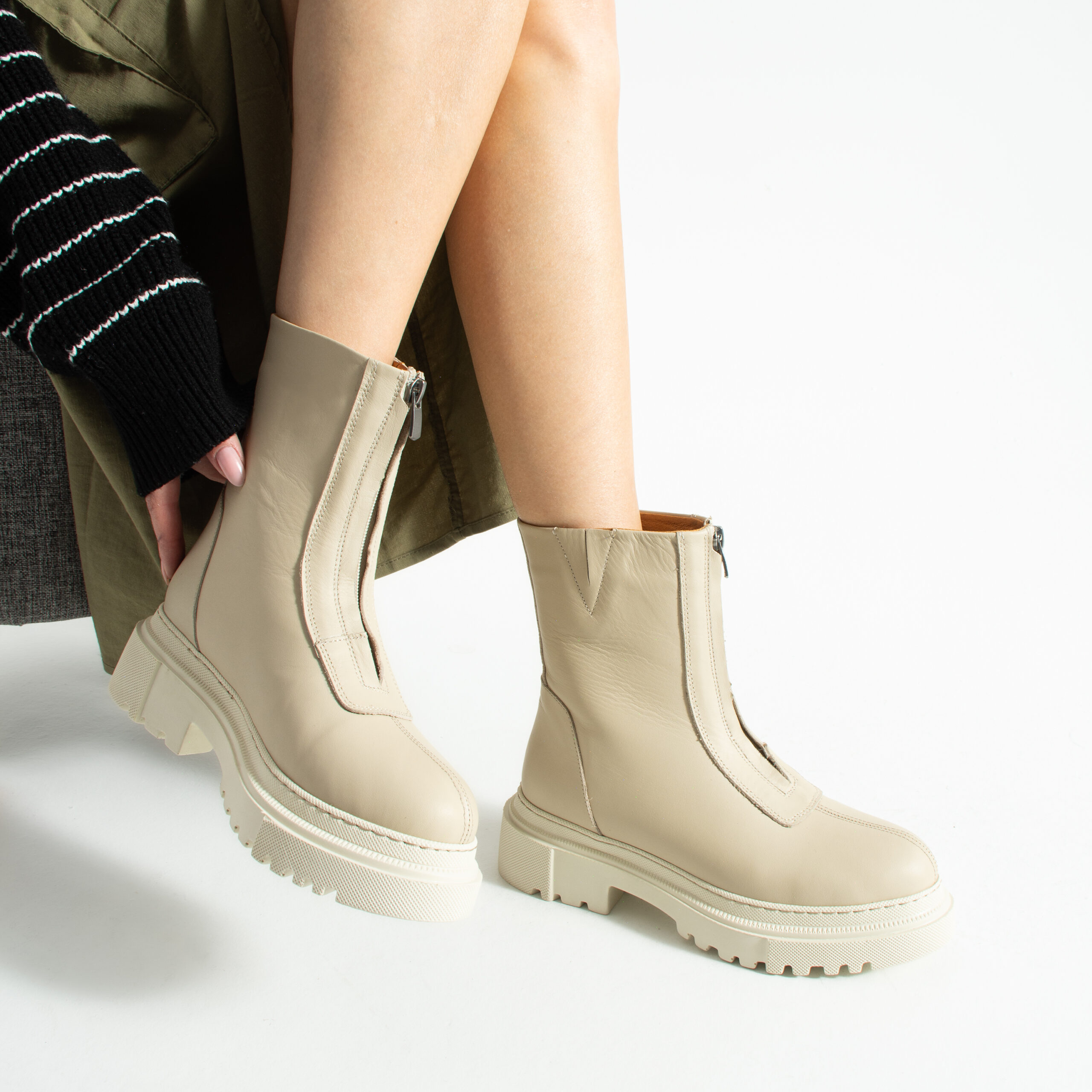 Botine de damă Ella, bej, din piele naturală, cu fermoar frontal Botine de damă Ella, bej, din piele naturală, cu fermoar frontal