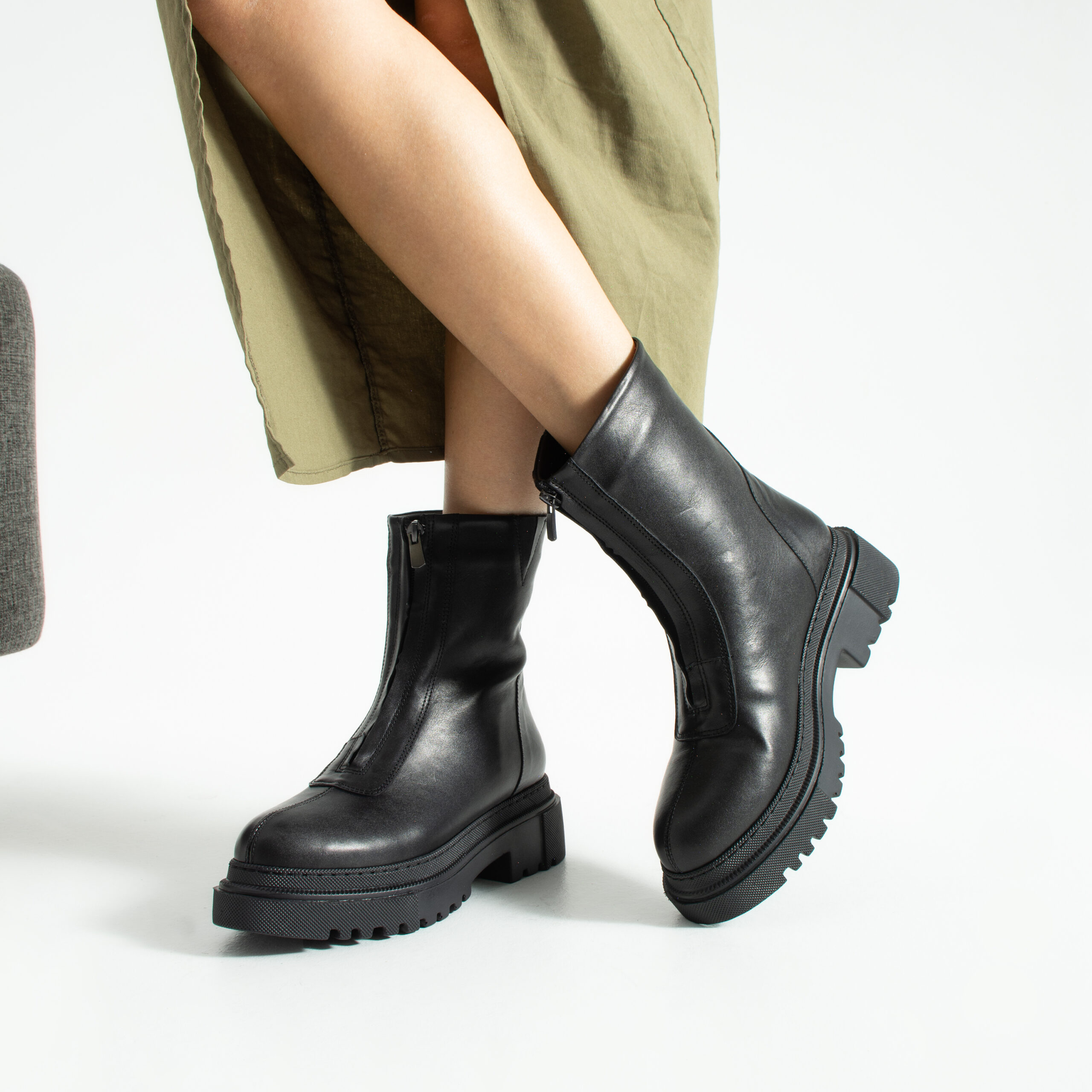 Botine negre de damă cu fermoar frontal din piele naturală Ella Botine negre de damă cu fermoar frontal din piele naturală Ella