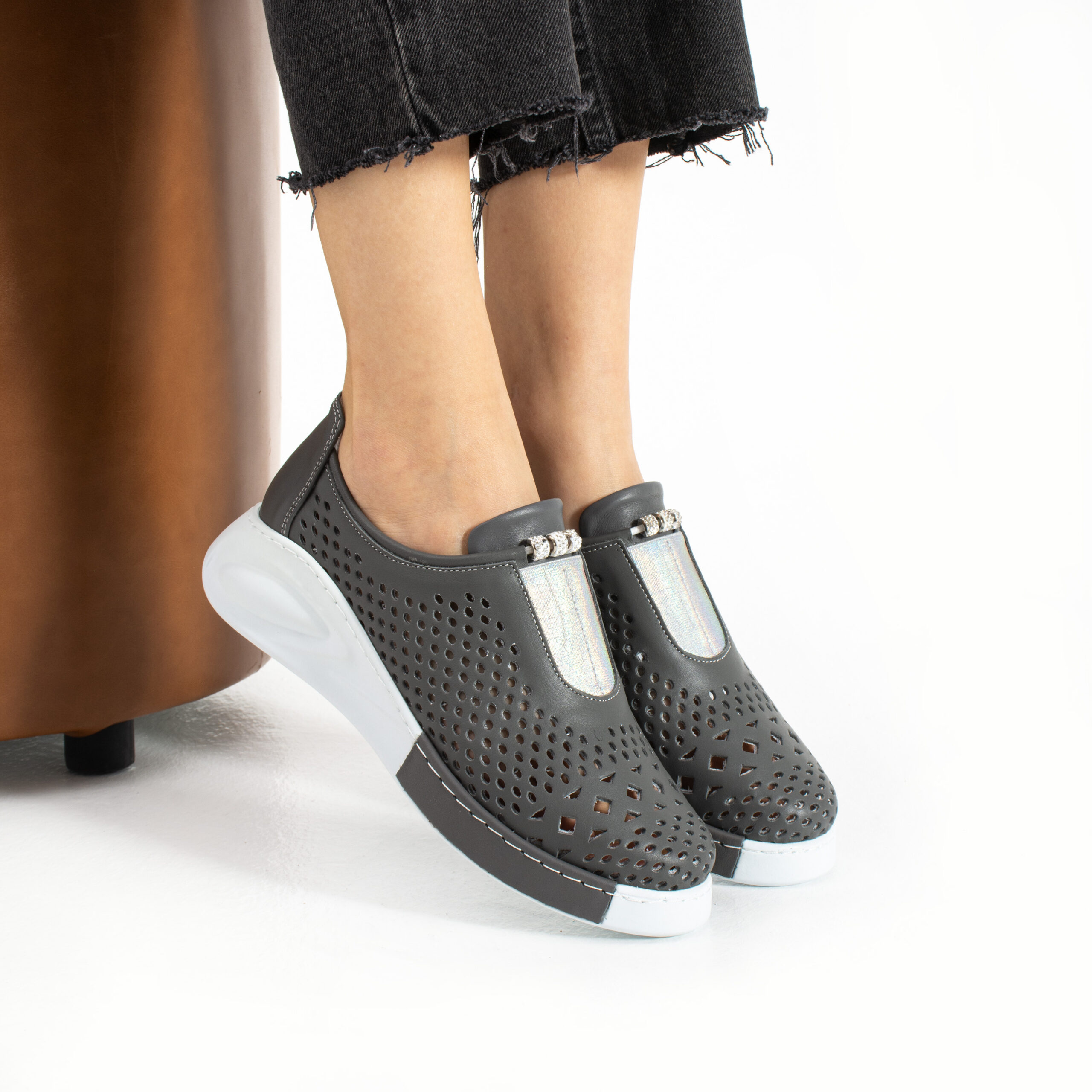 Pantofi casual damă din piele naturală perforată Martina Pantofi casual damă din piele naturală perforată Martina