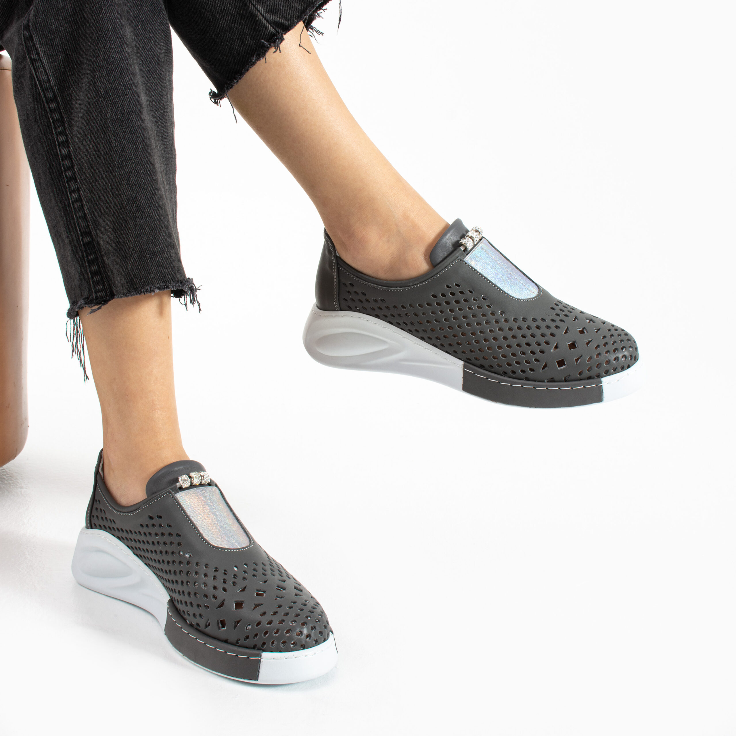 Pantofi casual damă din piele naturală perforată Martina Pantofi casual damă din piele naturală perforată Martina