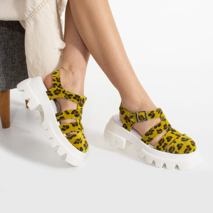 Sandale galbene leopard cu vârf închis din piele întoarsă naturală Noa
