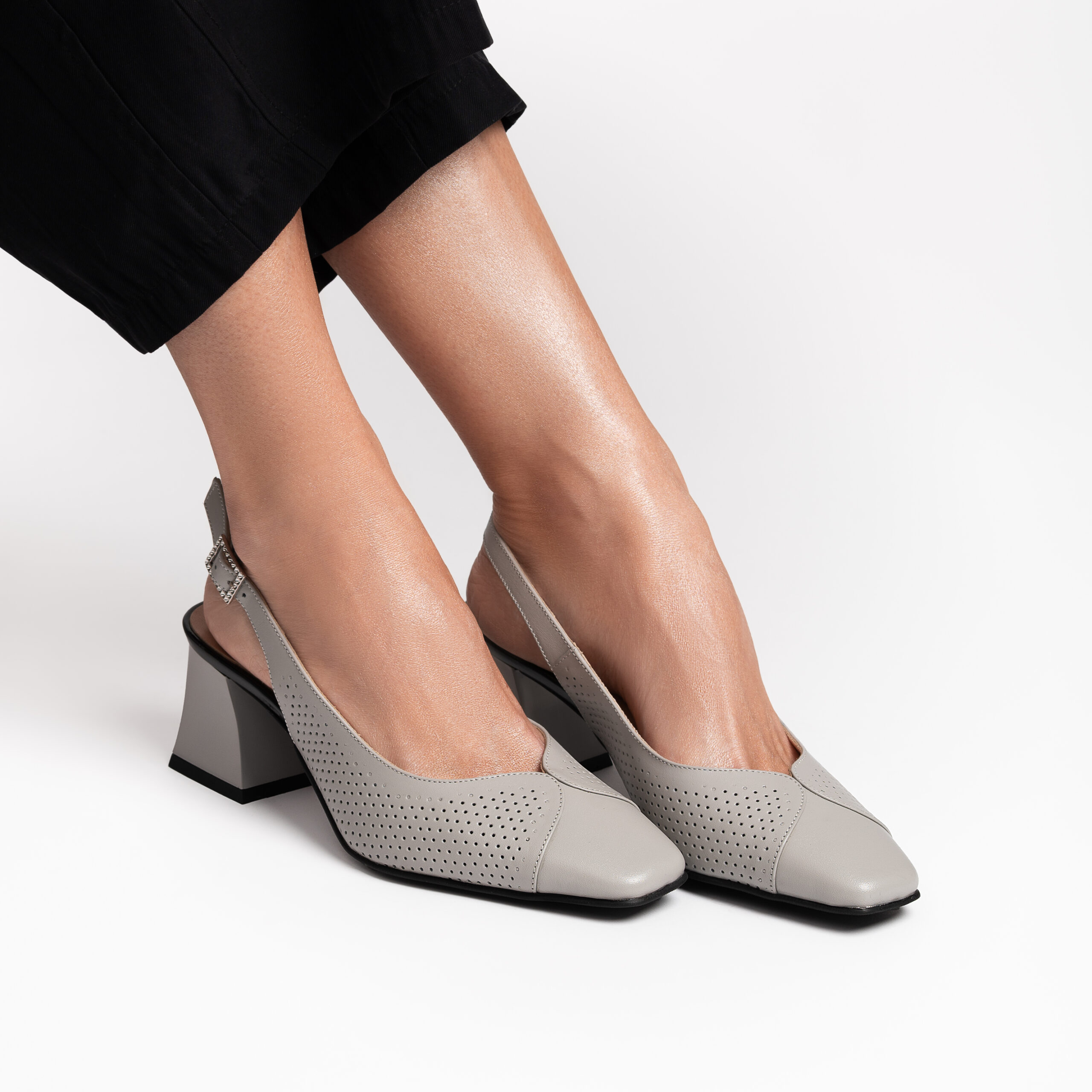 Pantofi eleganți gri Elif, cu toc jos, din piele naturală Pantofi eleganți gri Elif, cu toc jos, din piele naturală