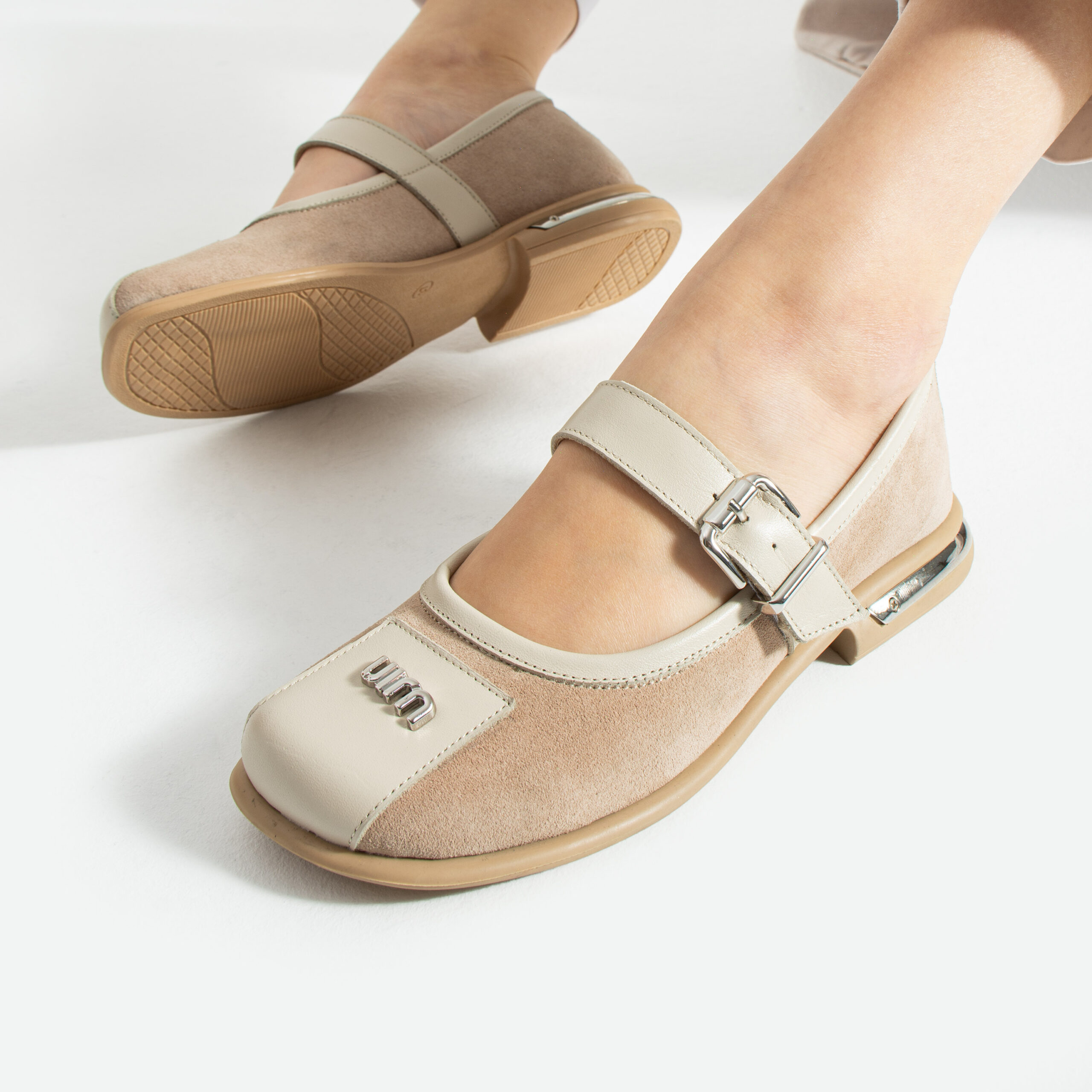 Pantofi Mary Jane bej din piele întoarsă naturală cu bareta Sarai Pantofi Mary Jane bej din piele întoarsă naturală cu bareta Sarai