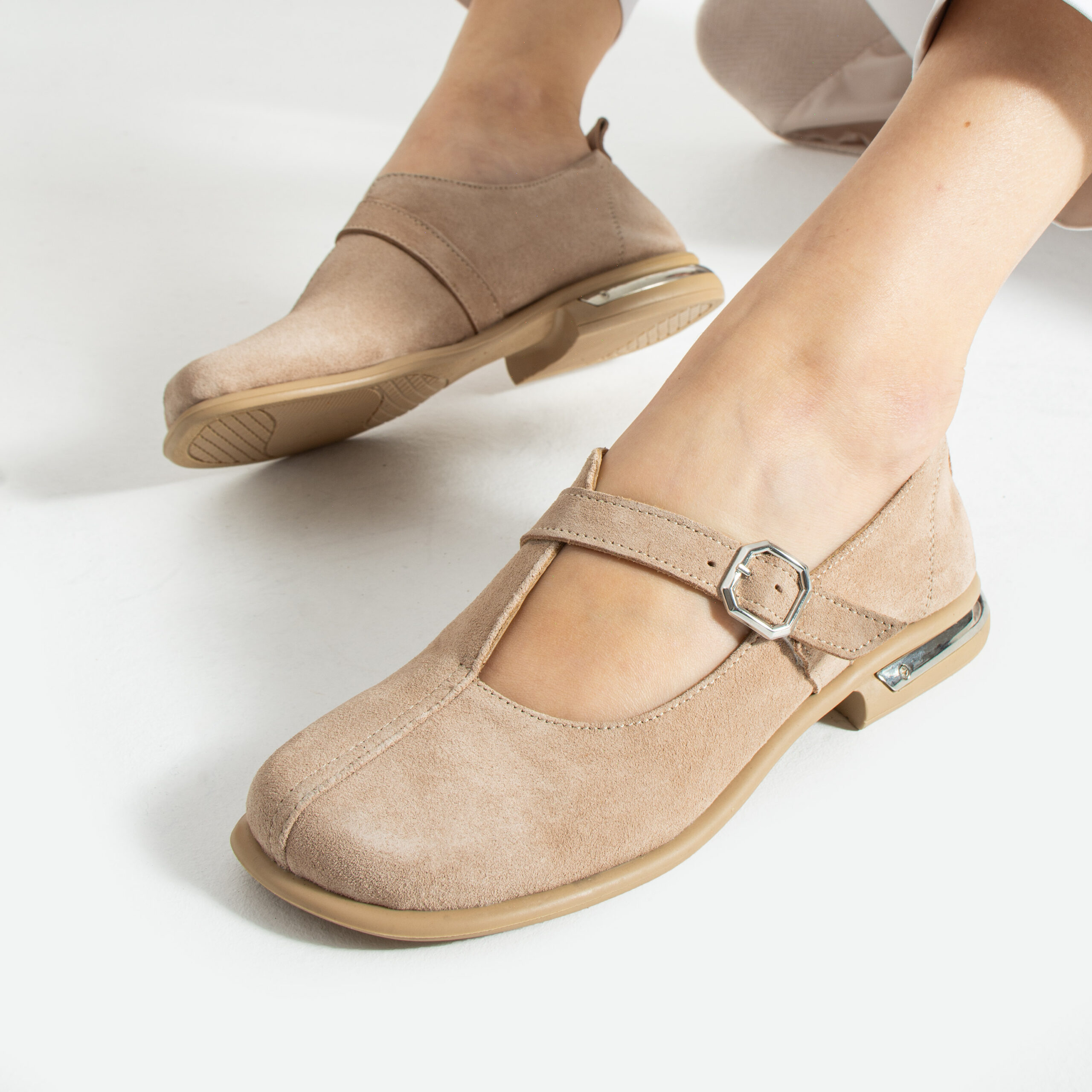 Pantofi Mary Jane decupați de damă bej din piele întoarsă naturală Zahara Pantofi Mary Jane decupați de damă bej din piele întoarsă naturală Zahara