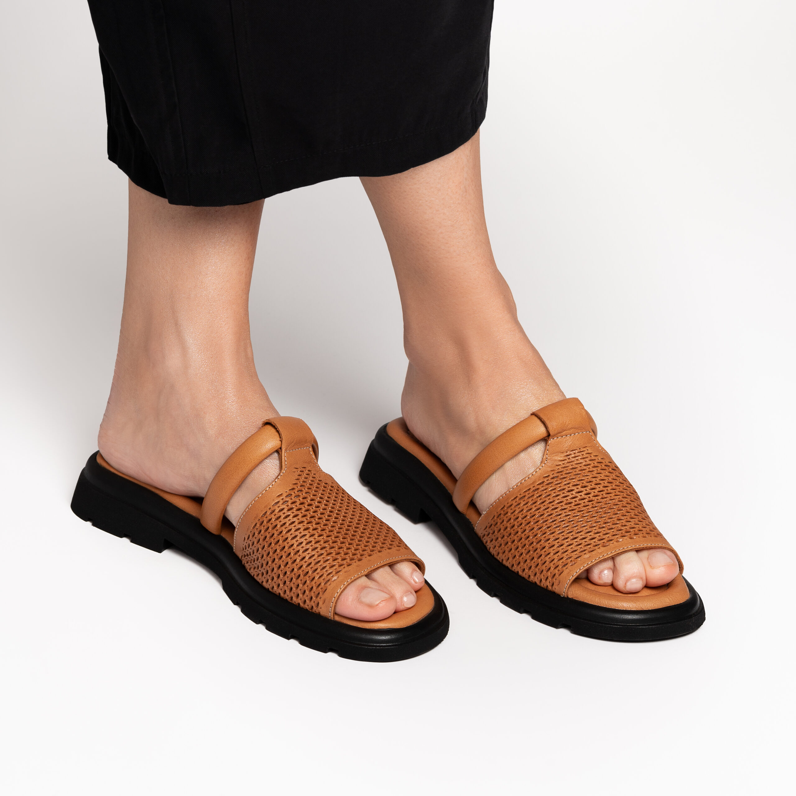 Papuci maro din piele naturală Clara Papuci maro din piele naturală Clara