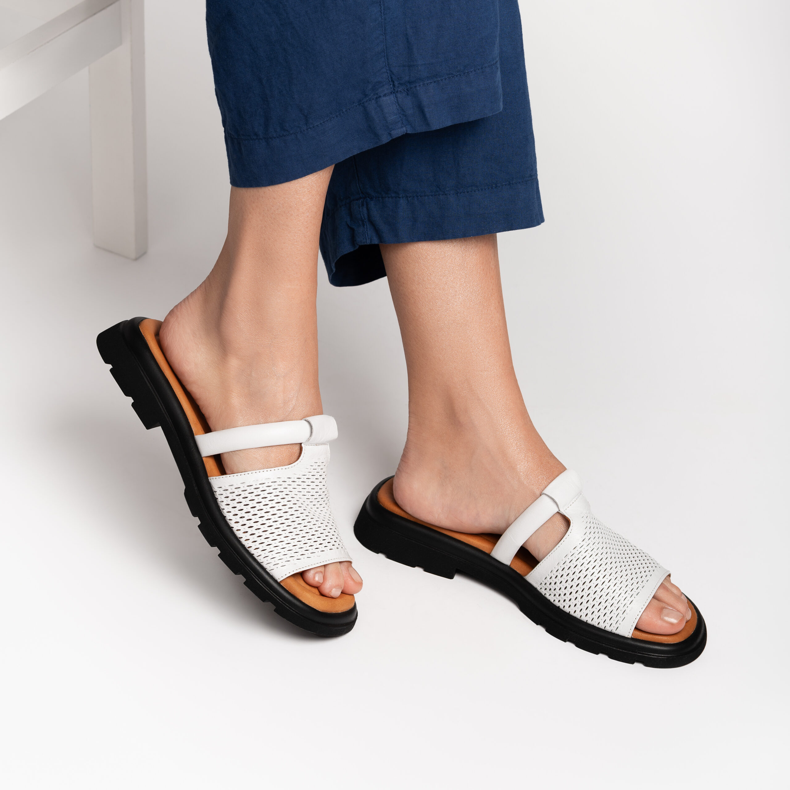Papuci albi din piele naturală Clara Papuci albi din piele naturală Clara