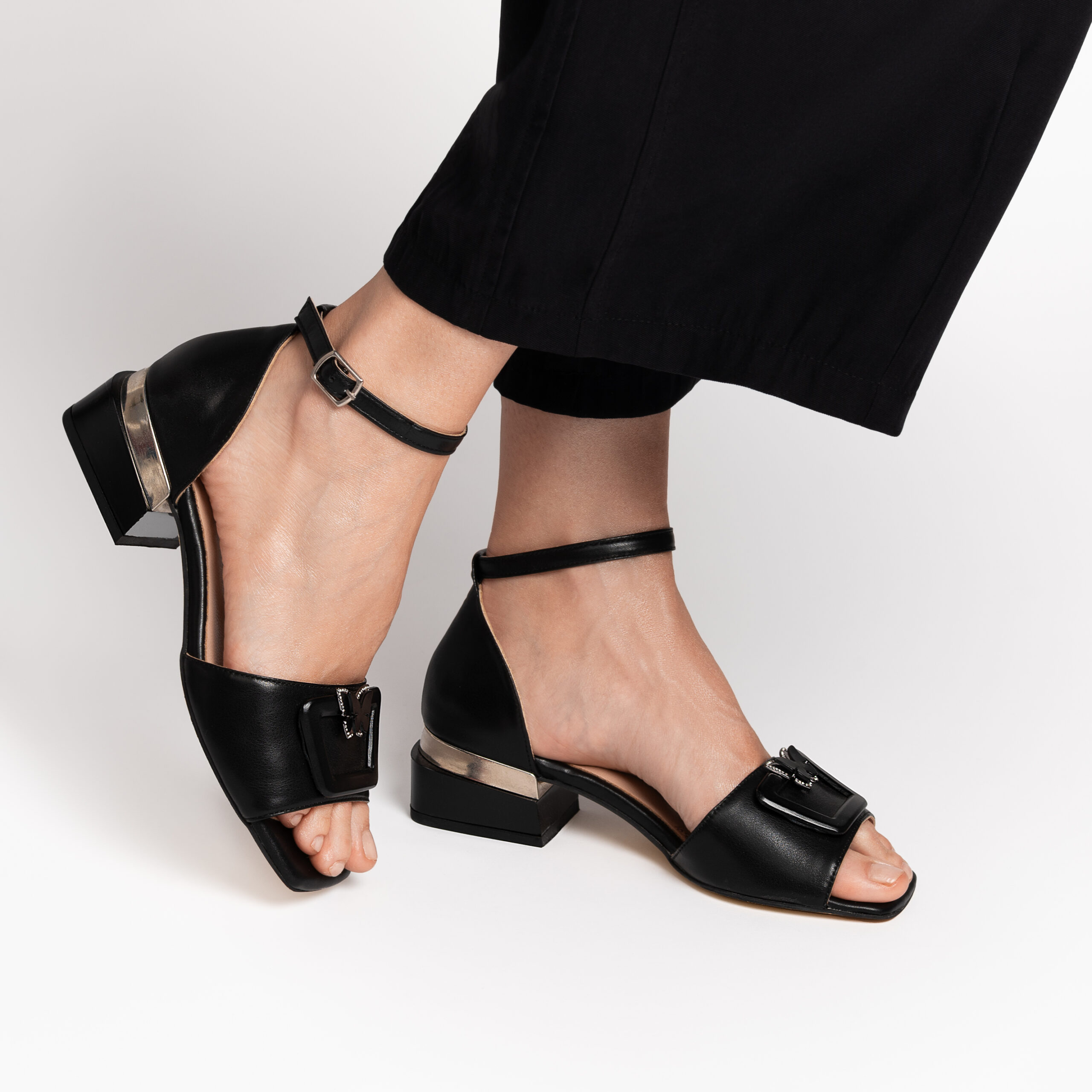 Sandale elegante negre cu talpă joasă din piele naturală Bobby Sandale elegante negre cu talpă joasă din piele naturală Bobby