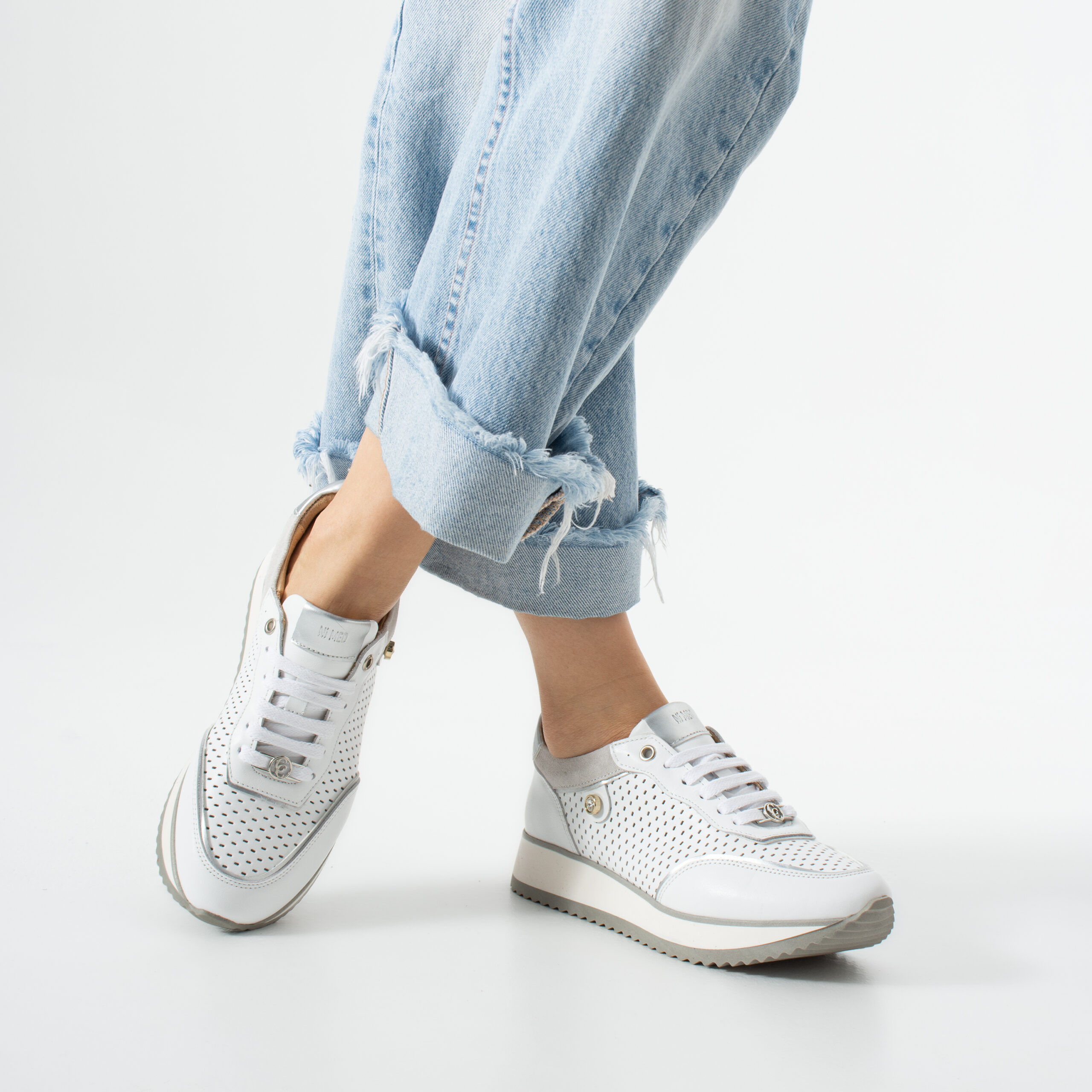 Sneakers albi de damă din piele naturală Alondra Sneakers albi de damă din piele naturală Alondra
