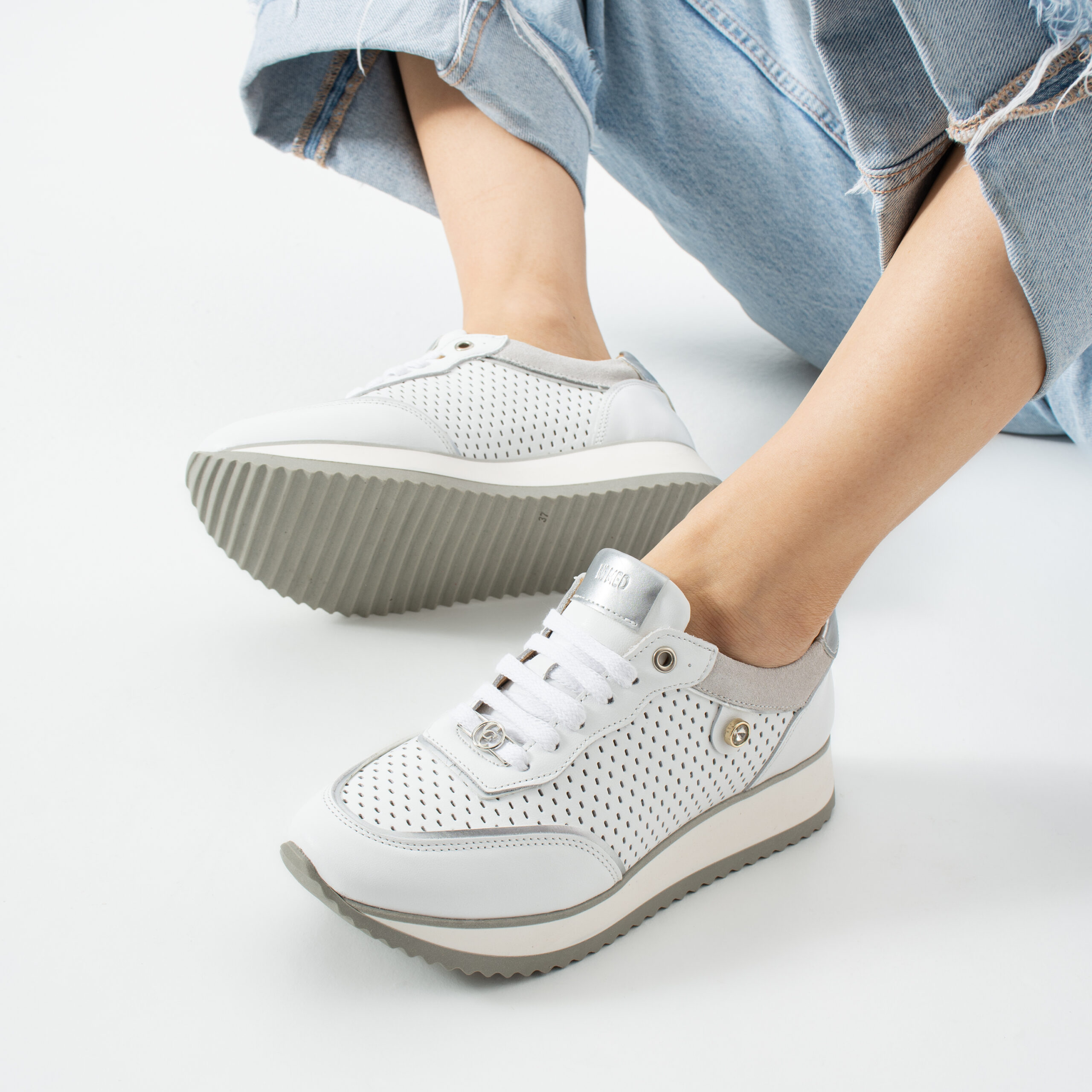 Sneakers albi de damă din piele naturală Alondra Sneakers albi de damă din piele naturală Alondra