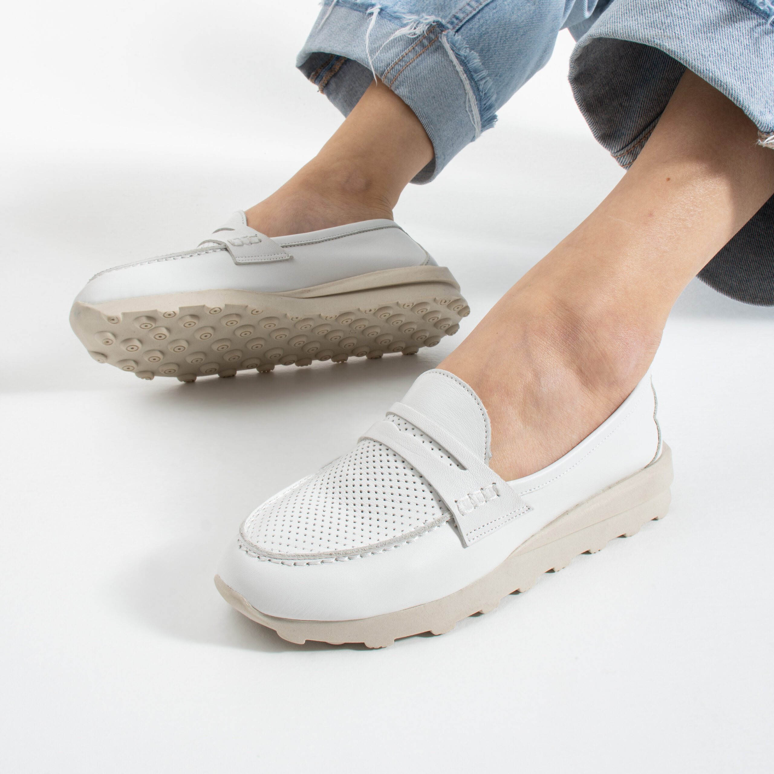 Pantofi albi de damă pentru zi, din piele naturală Monica Pantofi albi de damă pentru zi, din piele naturală Monica