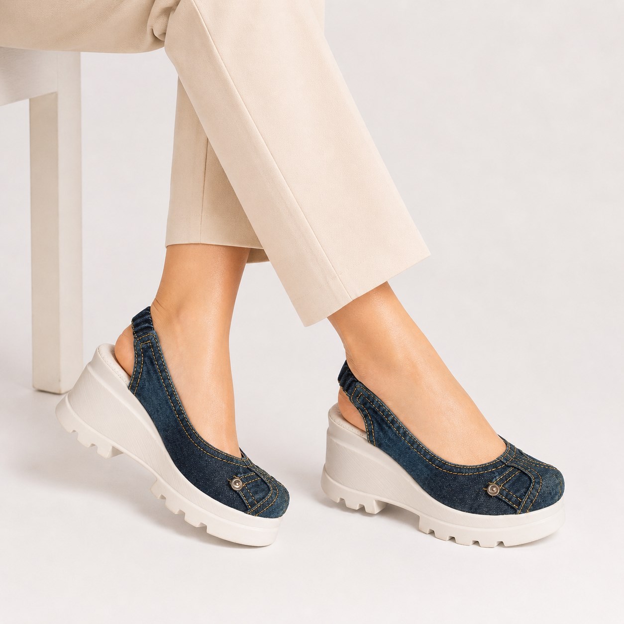 Sandale damă din denim, cu vârful închis, pe platformă Stasia Sandale damă din denim, cu vârful închis, pe platformă Stasia