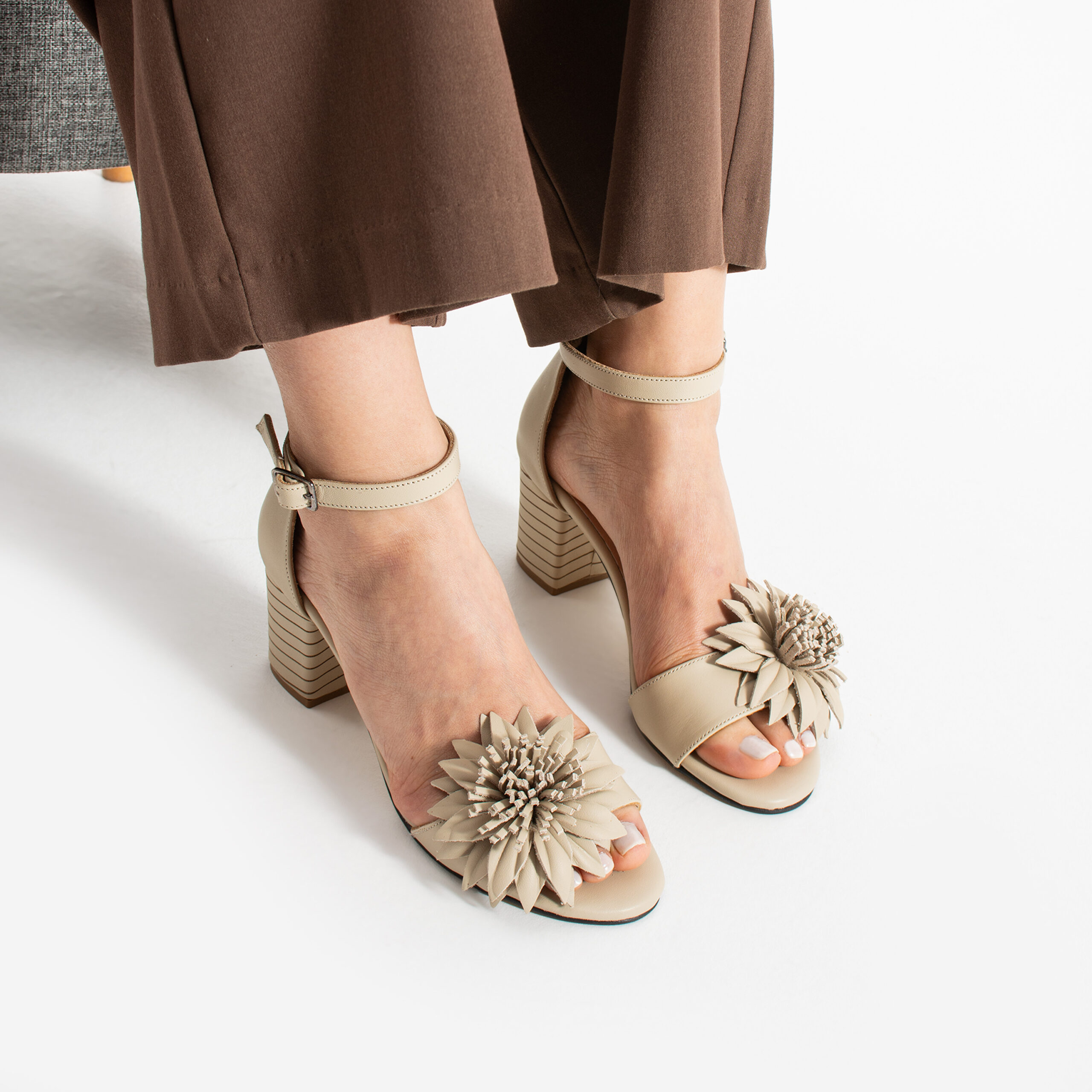 Sandale elegante bej de damă cu toc din piele naturală, cu floare Siena Sandale elegante bej de damă cu toc din piele naturală, cu floare Siena