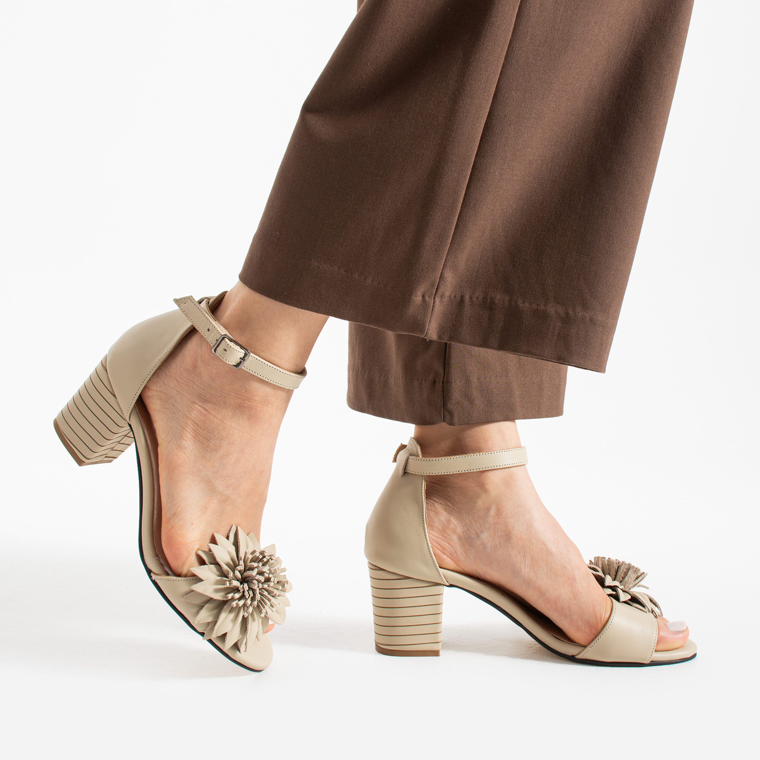 Sandale elegante bej de damă cu toc din piele naturală, cu floare Siena Sandale elegante bej de damă cu toc din piele naturală, cu floare Siena