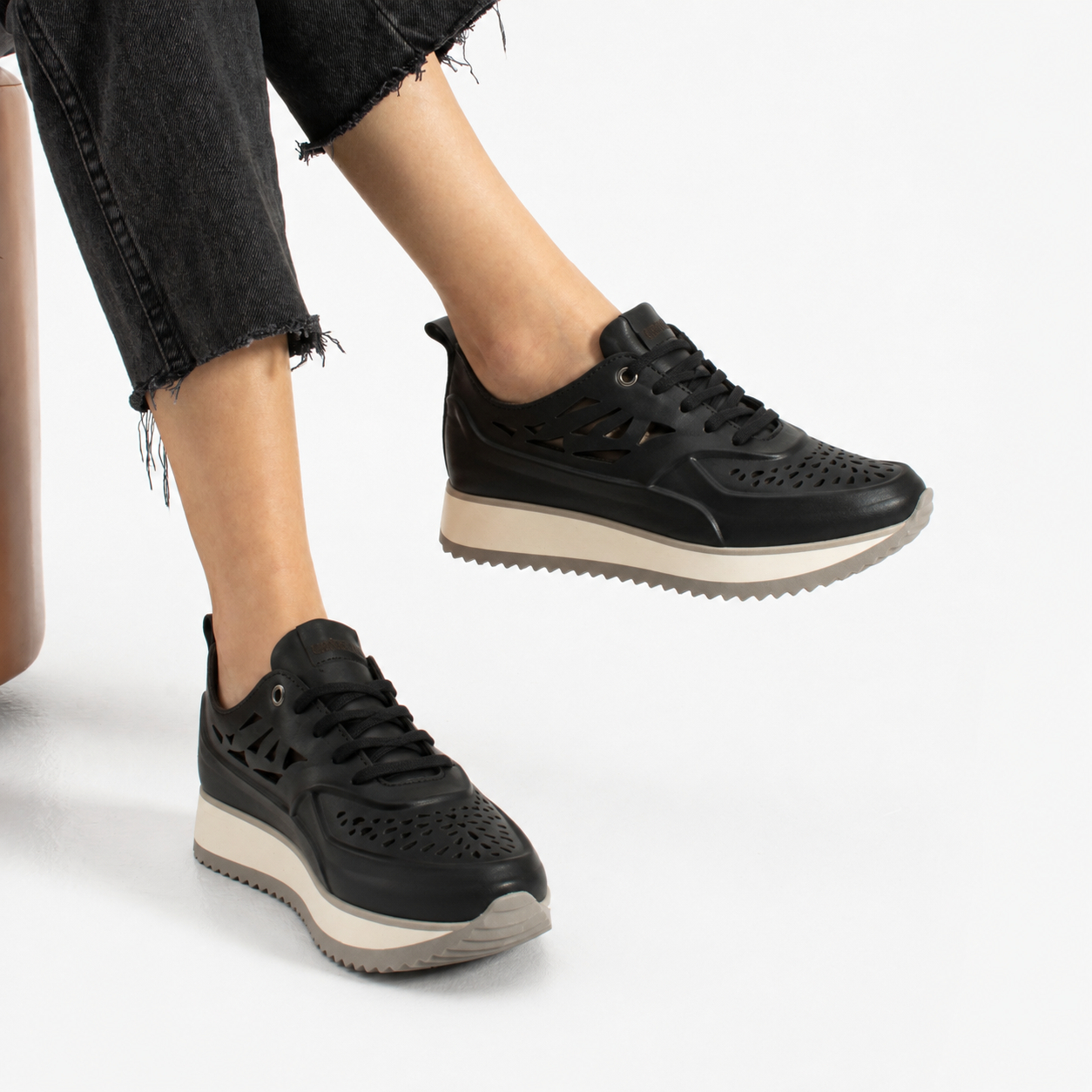 Sneakers damă negri cu platformă din piele naturală Neriman Sneakers damă negri cu platformă din piele naturală Neriman