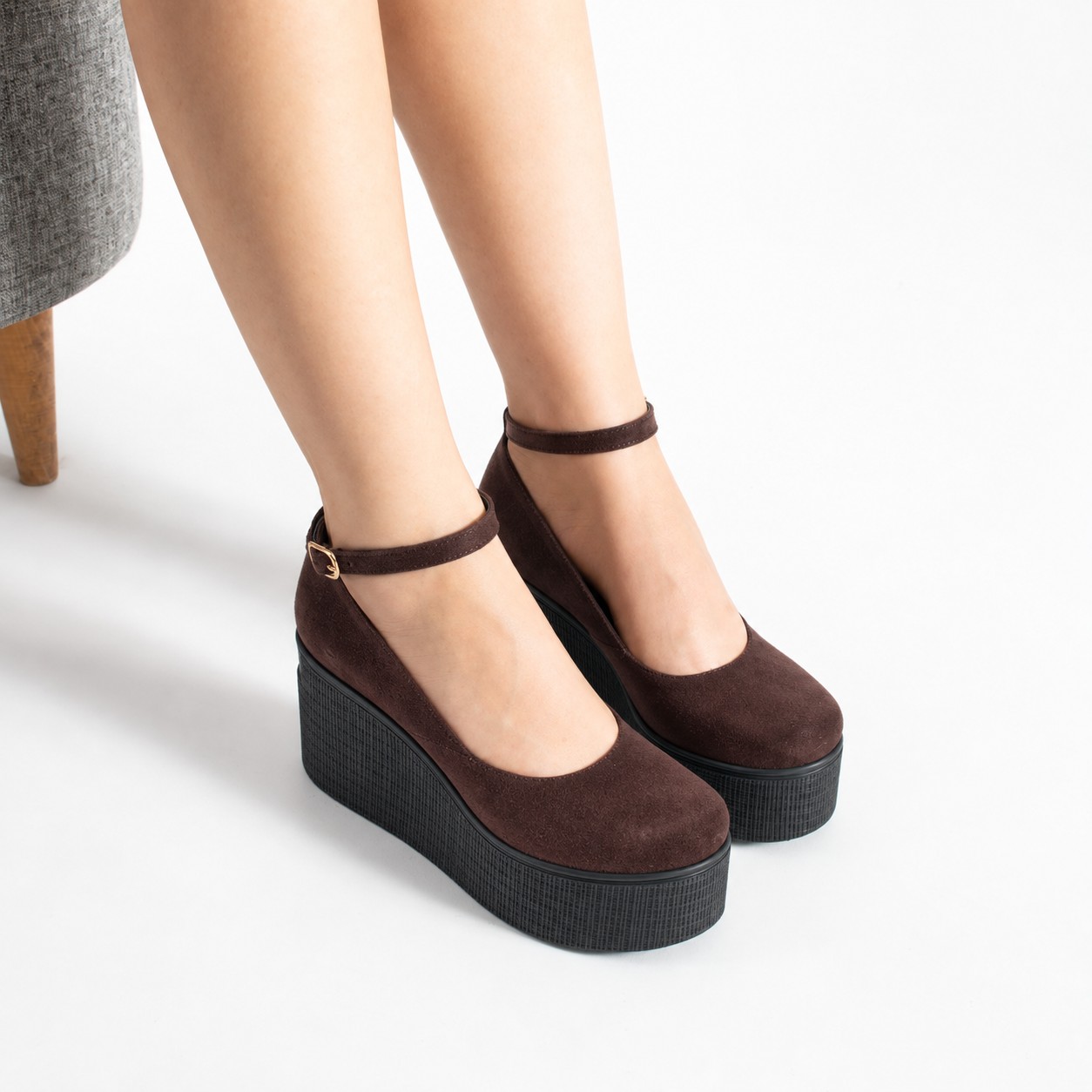 Pantofi maro de damă cu platformă din piele întoarsă naturală Ginevra Pantofi maro de damă cu platformă din piele întoarsă naturală Ginevra