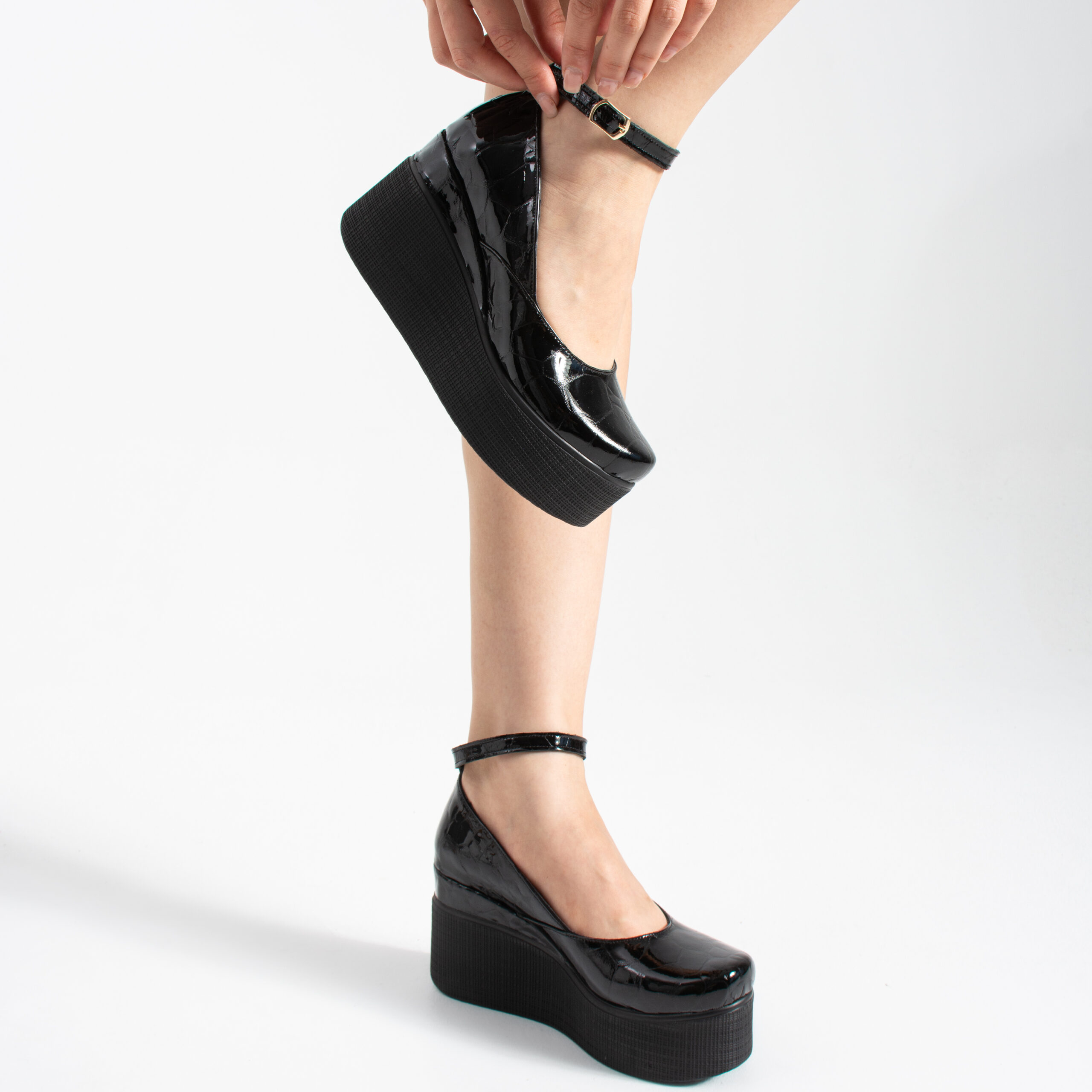 Pantofi negri din piele naturală lăcuită, cu platformă Ginevra Pantofi negri din piele naturală lăcuită, cu platformă Ginevra