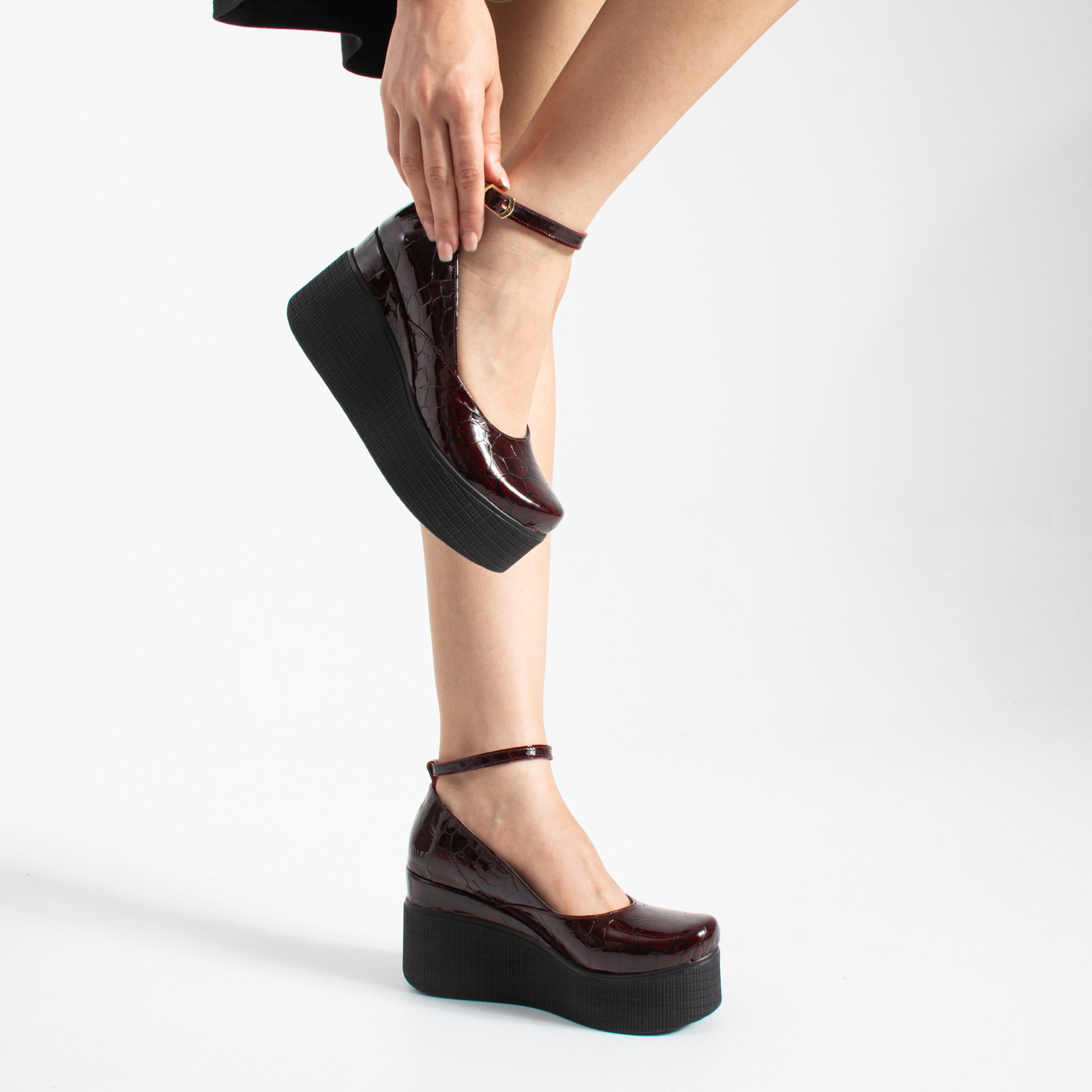 Pantofi de damă bordo din piele naturală lăcuită, cu platformă Ginevra Pantofi de damă bordo din piele naturală lăcuită, cu platformă Ginevra