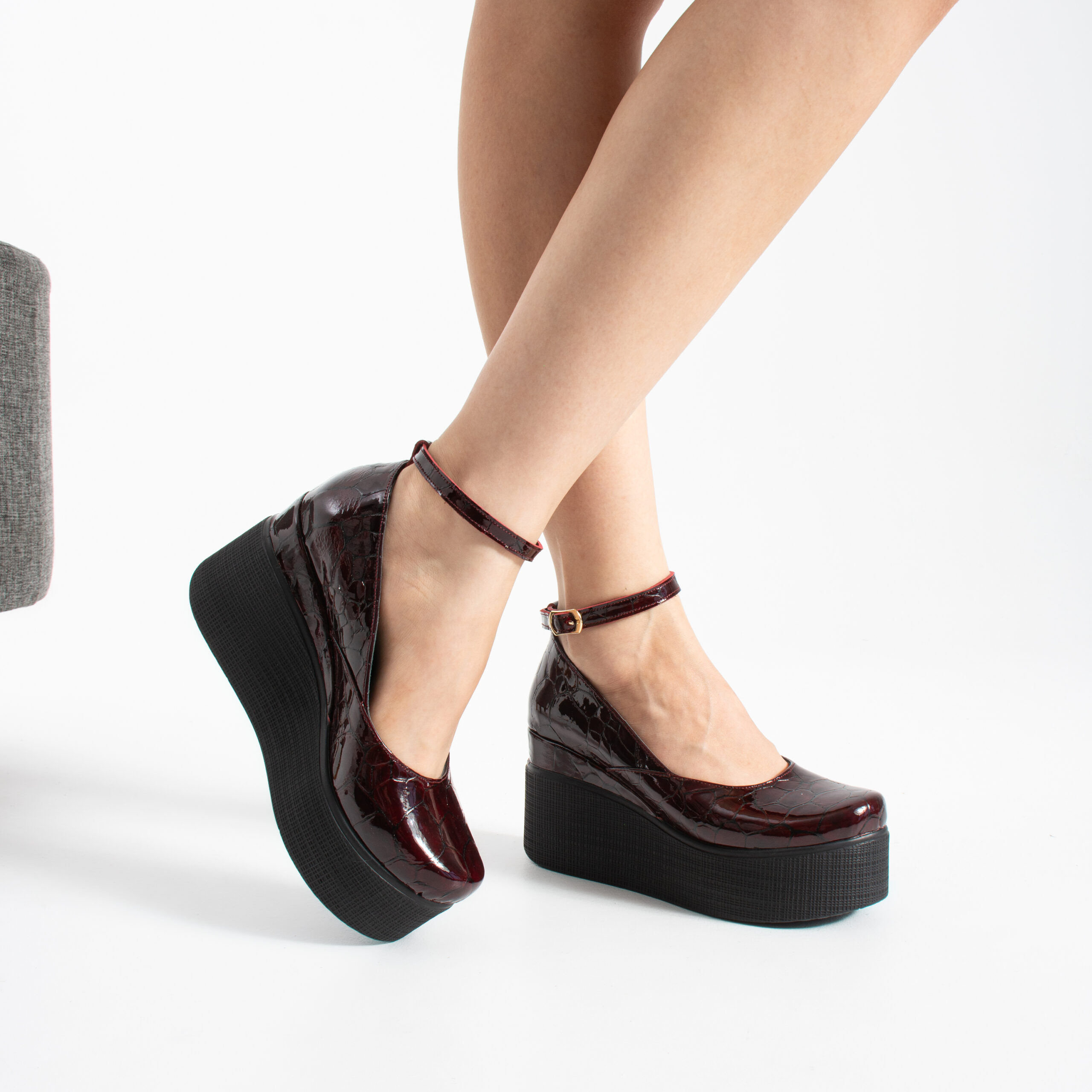Pantofi de damă bordo din piele naturală lăcuită, cu platformă Ginevra Pantofi de damă bordo din piele naturală lăcuită, cu platformă Ginevra