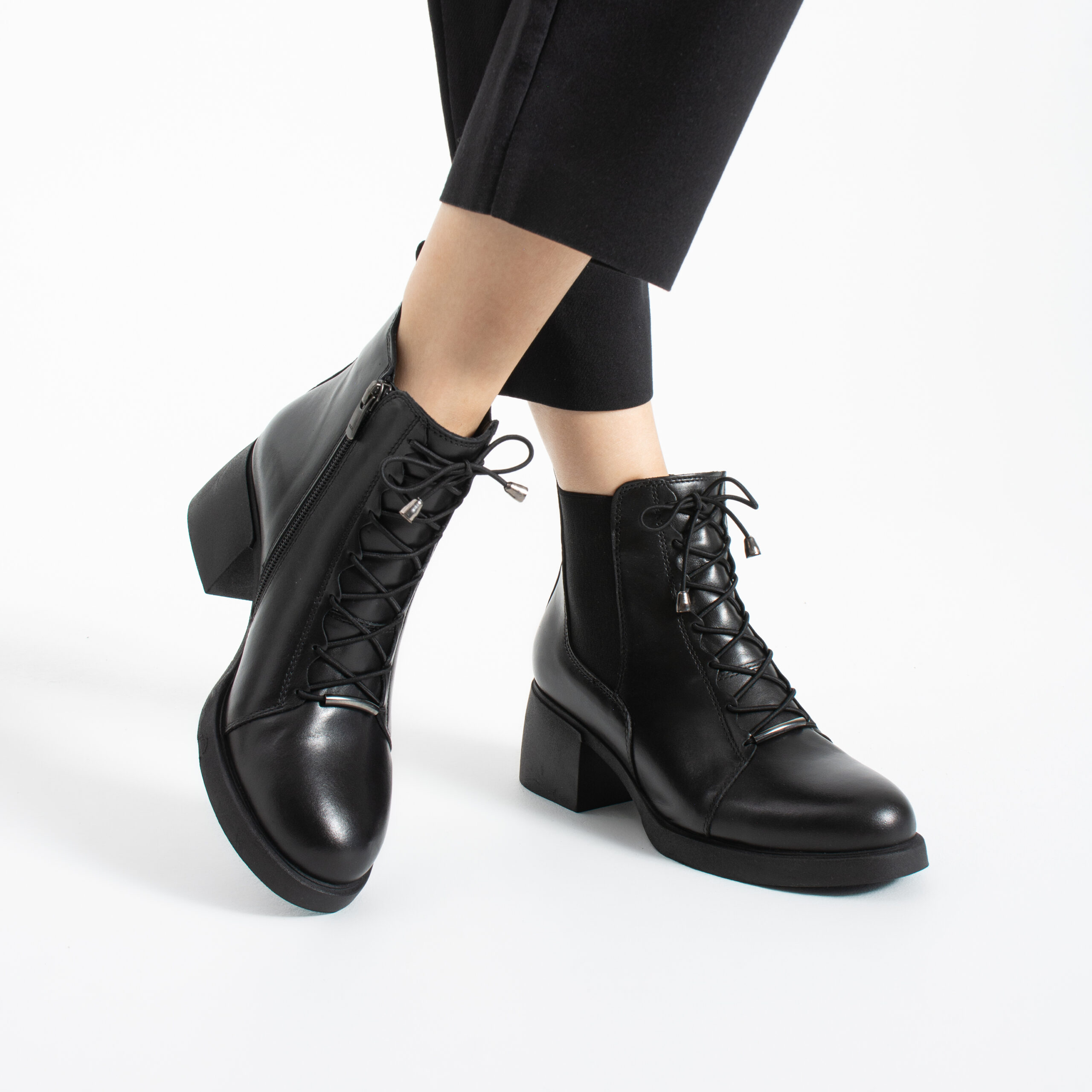 Botine de damă negre, cu toc jos, fermoar și șireturi, din piele naturală Matilde Botine de damă negre, cu toc jos, fermoar și șireturi, din piele naturală Matilde
