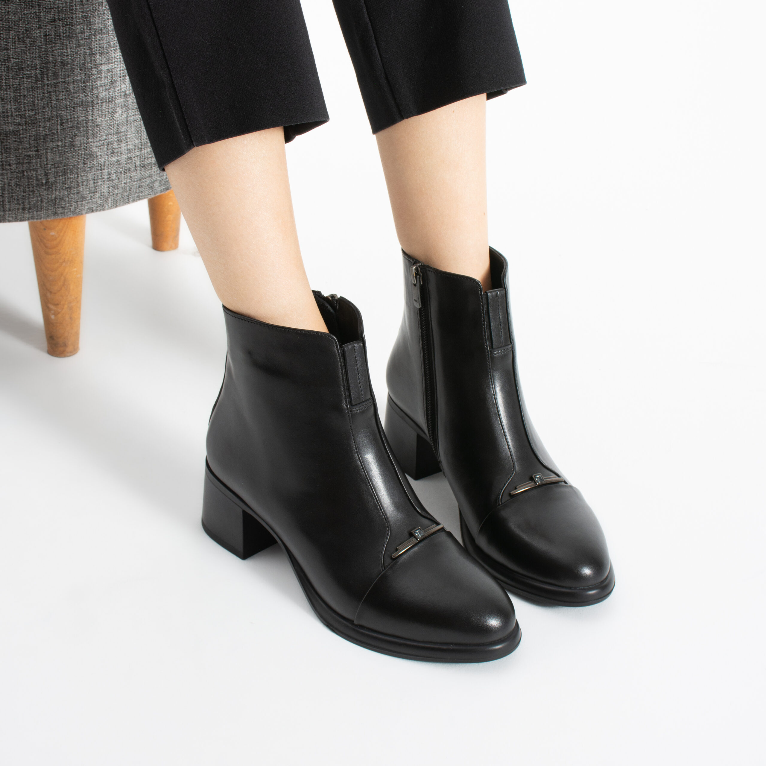 Botine elegante negre din piele naturală Bianca, cu toc jos Botine elegante negre din piele naturală Bianca, cu toc jos