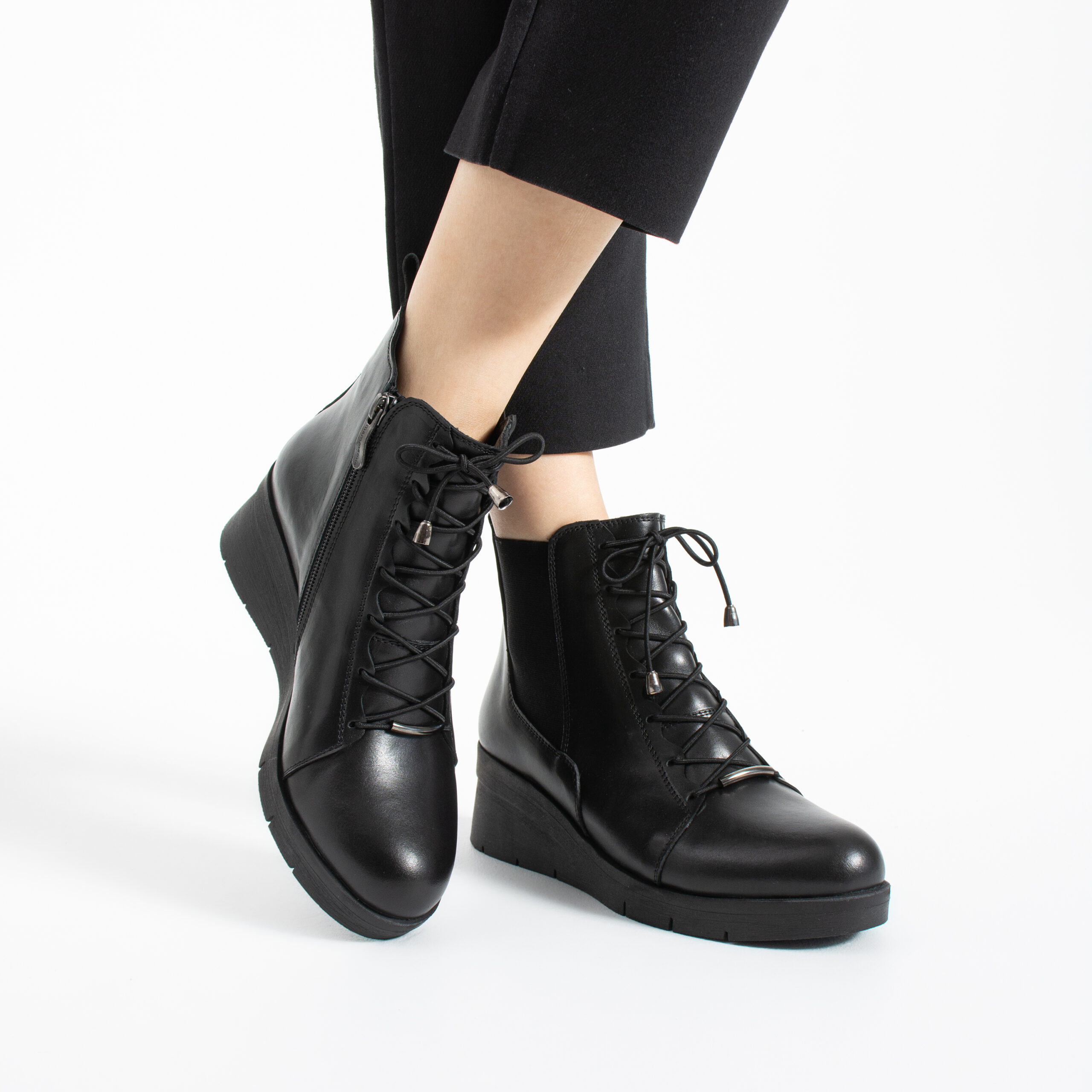 Botine negre de damă cu platformă joasă din piele naturală Chiara Botine negre de damă cu platformă joasă din piele naturală Chiara