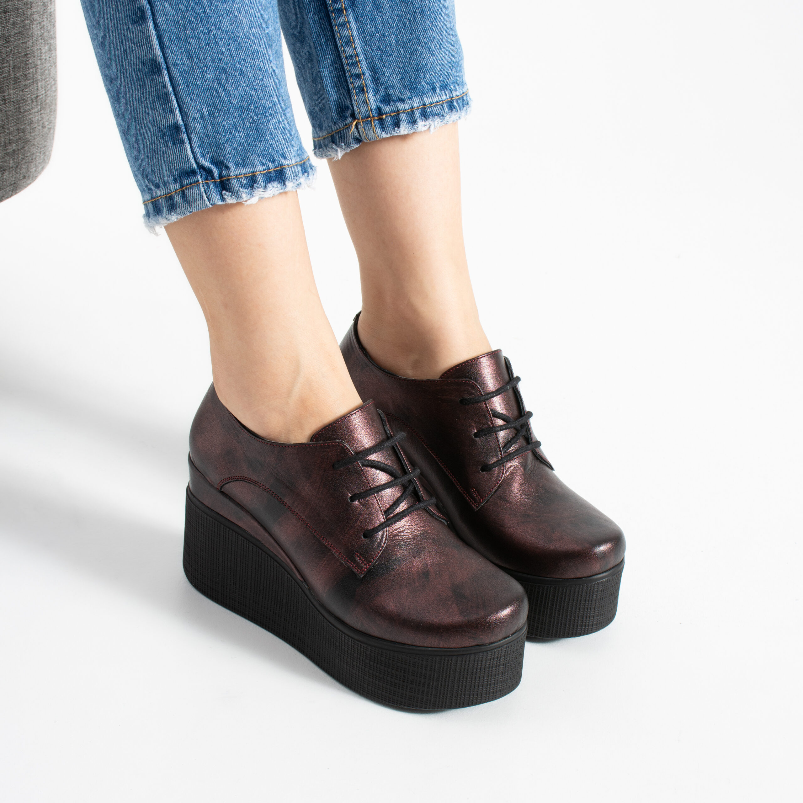 Pantofi de damă bordo cu platformă din piele naturală și șireturi Addison Pantofi de damă bordo cu platformă din piele naturală și șireturi Addison