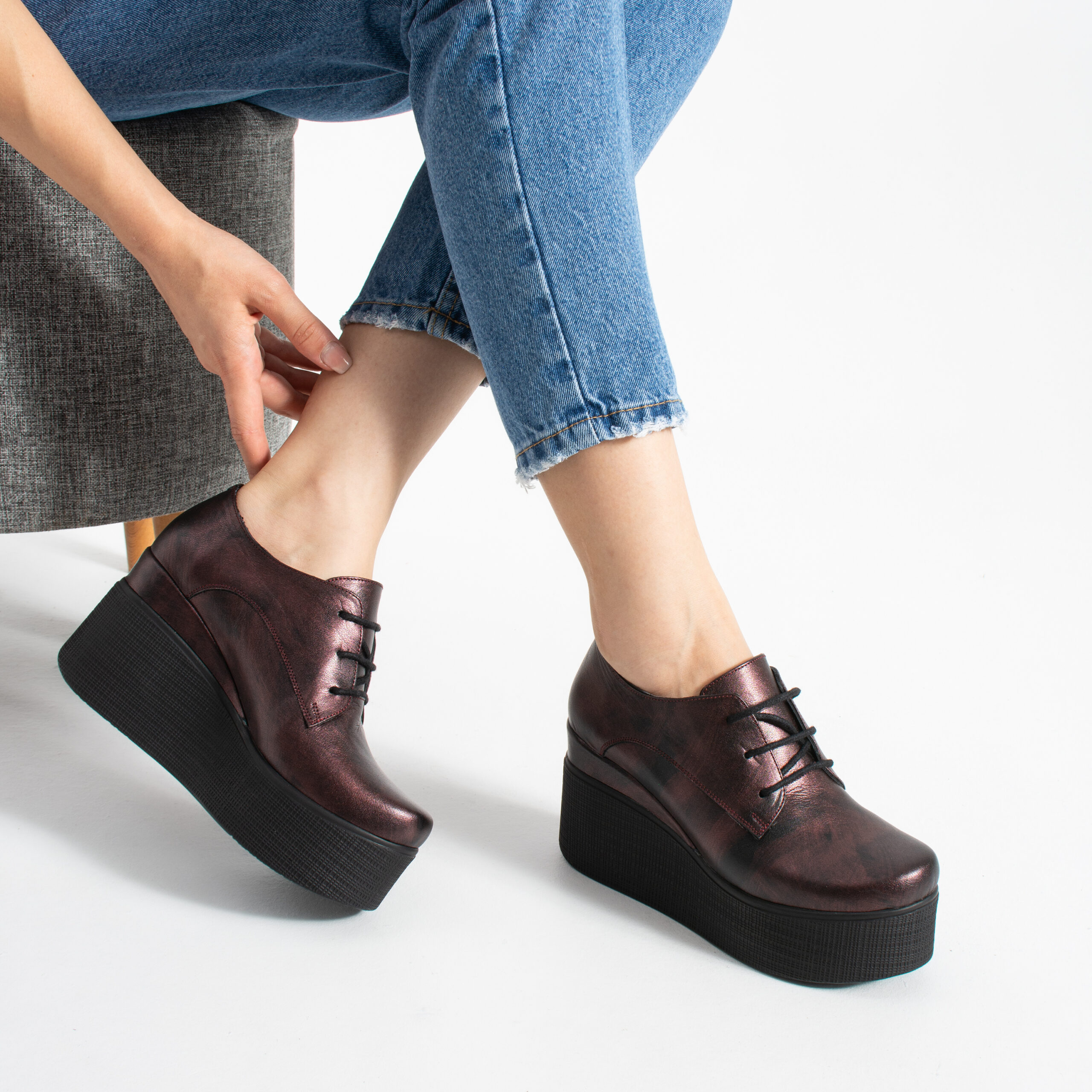 Pantofi de damă bordo cu platformă din piele naturală și șireturi Addison Pantofi de damă bordo cu platformă din piele naturală și șireturi Addison