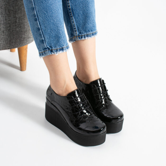 Pantofi de damă negri din piele naturală lăcuită, cu platformă și șireturi Addison
