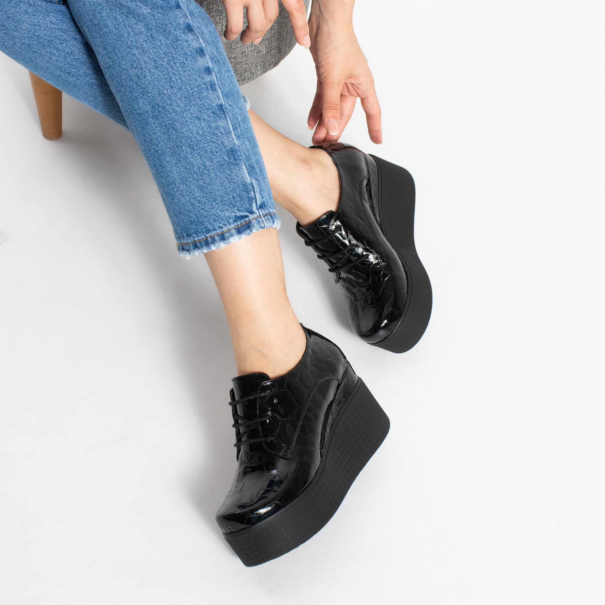 Pantofi de damă negri din piele naturală lăcuită, cu platformă și șireturi Addison Pantofi de damă negri din piele naturală lăcuită, cu platformă și șireturi Addison