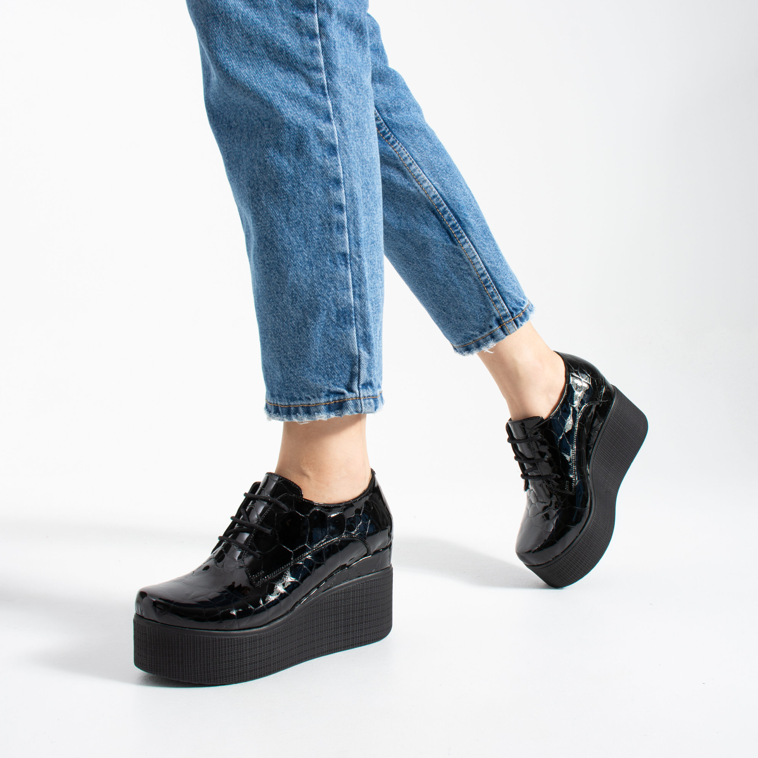 Pantofi de damă negri din piele naturală lăcuită, cu platformă și șireturi Addison Pantofi de damă negri din piele naturală lăcuită, cu platformă și șireturi Addison